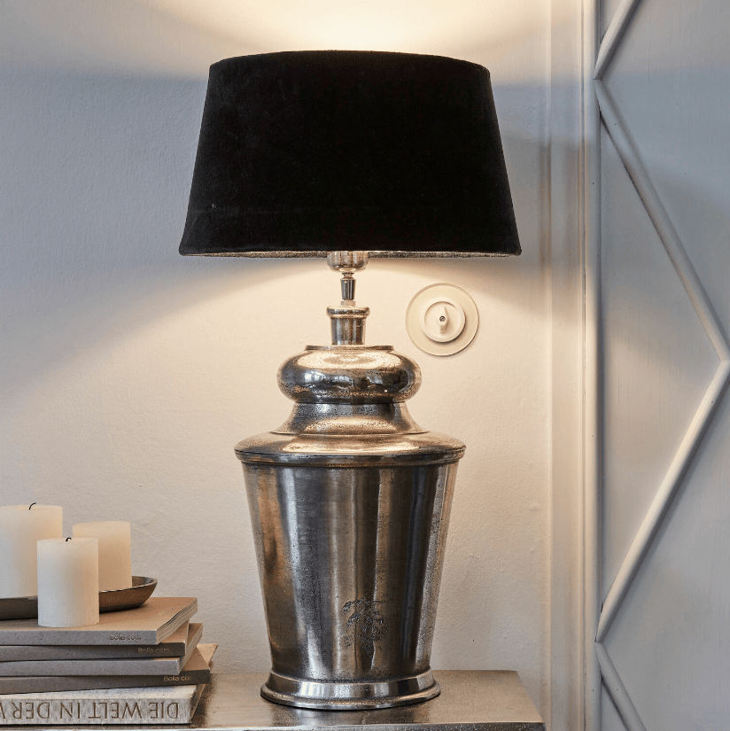Tischlampe mit schwarzem Samtschirm und silberner Metallbasis für stilvolle Wohnraumgestaltung