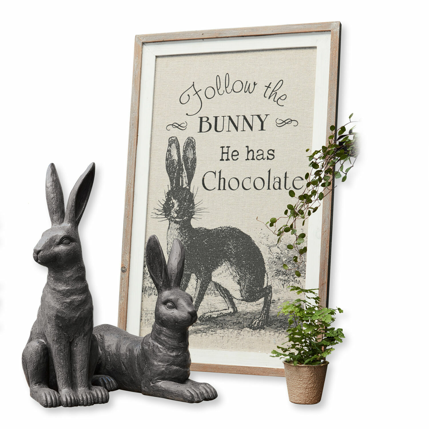 Dekoboard Chocolate Graue Hasenfiguren aus Deko-Material mit Rahmen und Schriftzug über Hasen und Schokolade