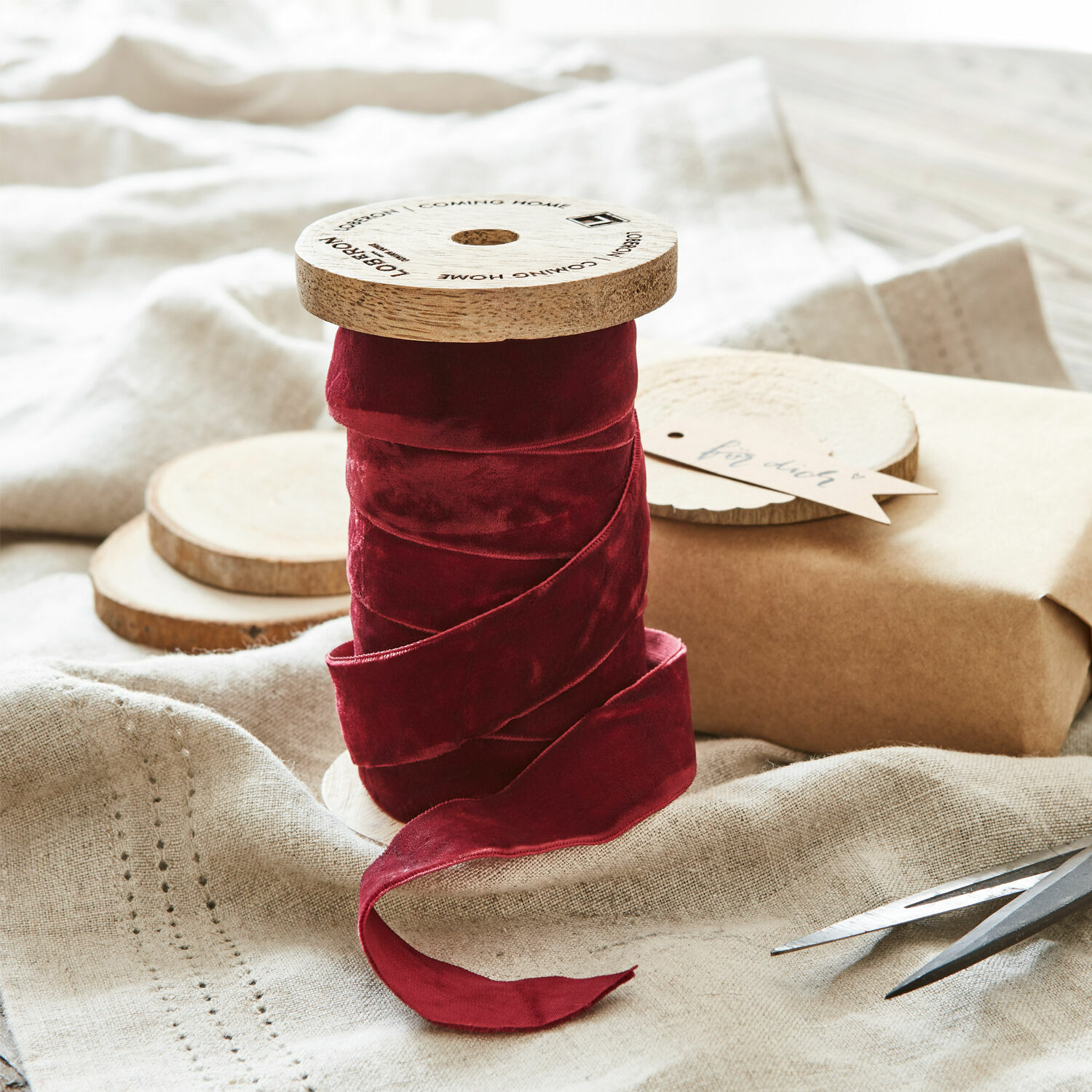 Samtband Andaris Rotes Samtband auf Holzspule zum Dekorieren und Geschenkverpacken
