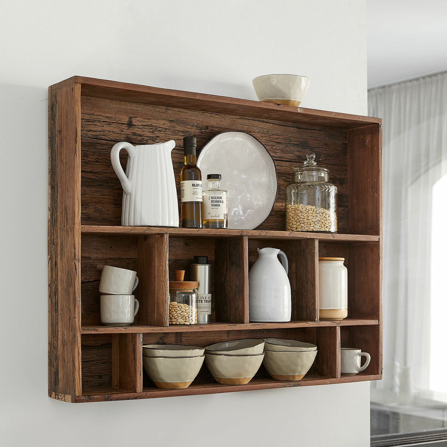 Wandregal Tresienne Rustikales Holzregal an der Wand mit Keramik und Vorratsgläsern im Vintage-Stil