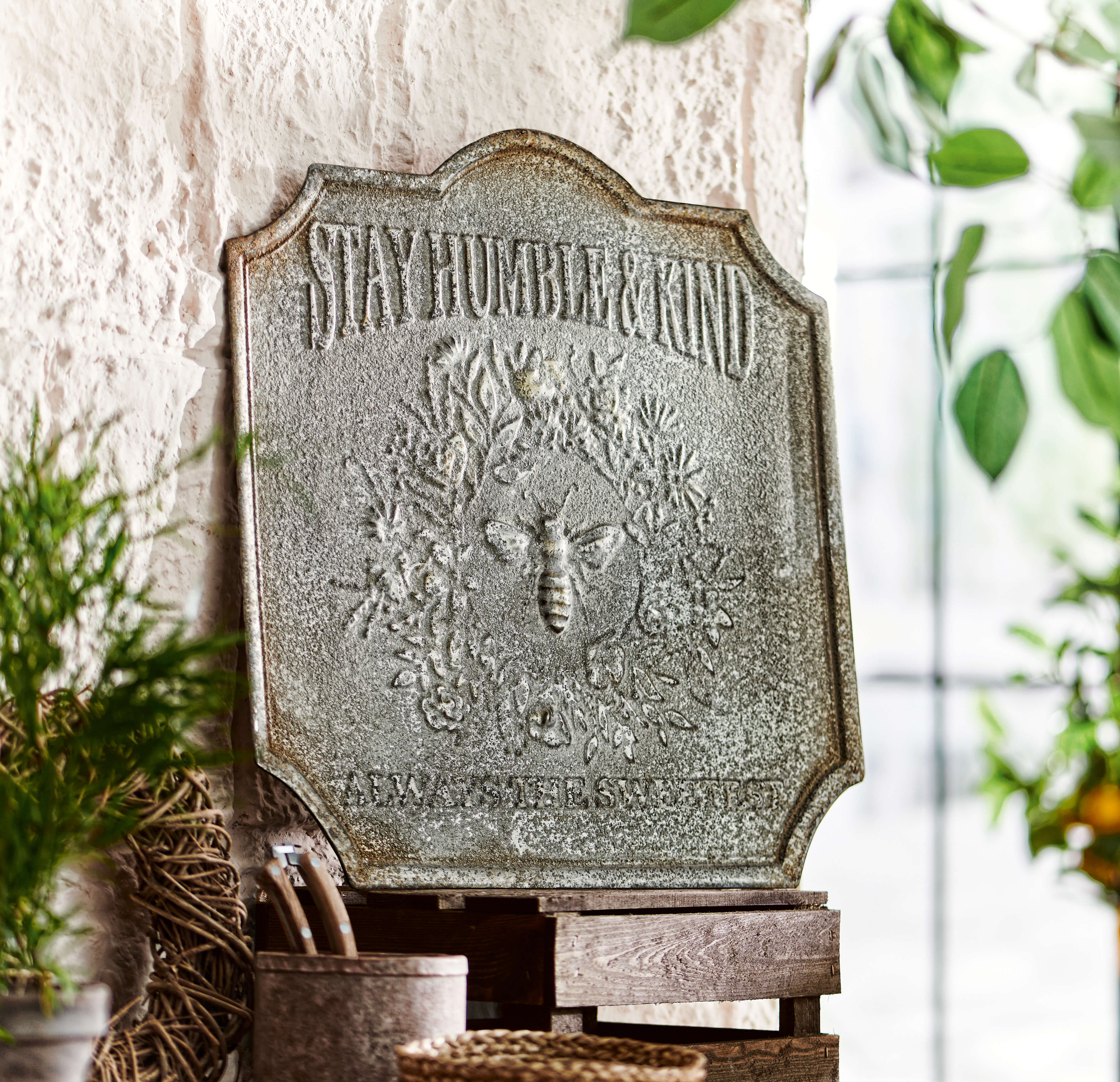 Dekorative Vintage-Metalltafel mit Schriftzug Stay Humble & Kind und Bienenmotiv für Wanddeko