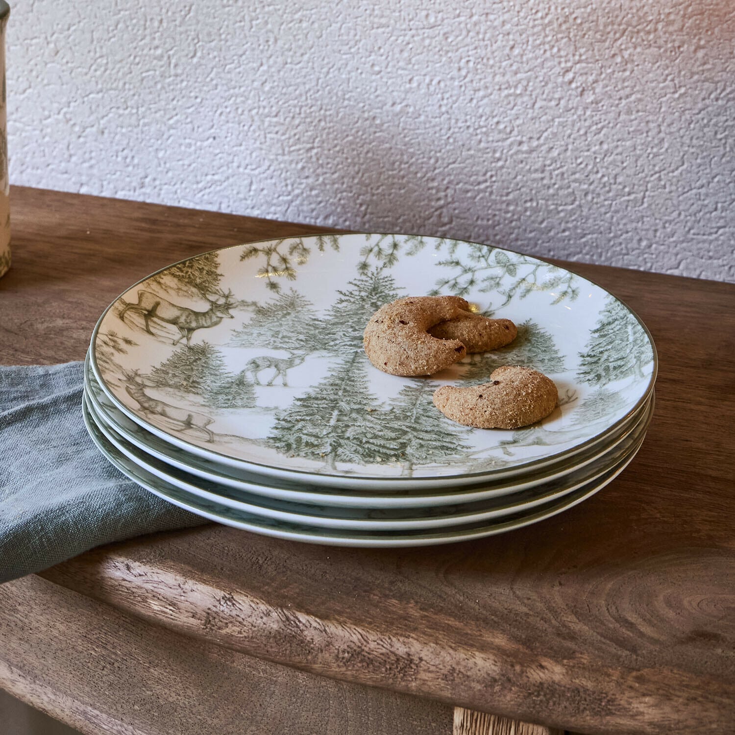 Landhaus-Geschirr für eine stilvoll gedeckte Tafel