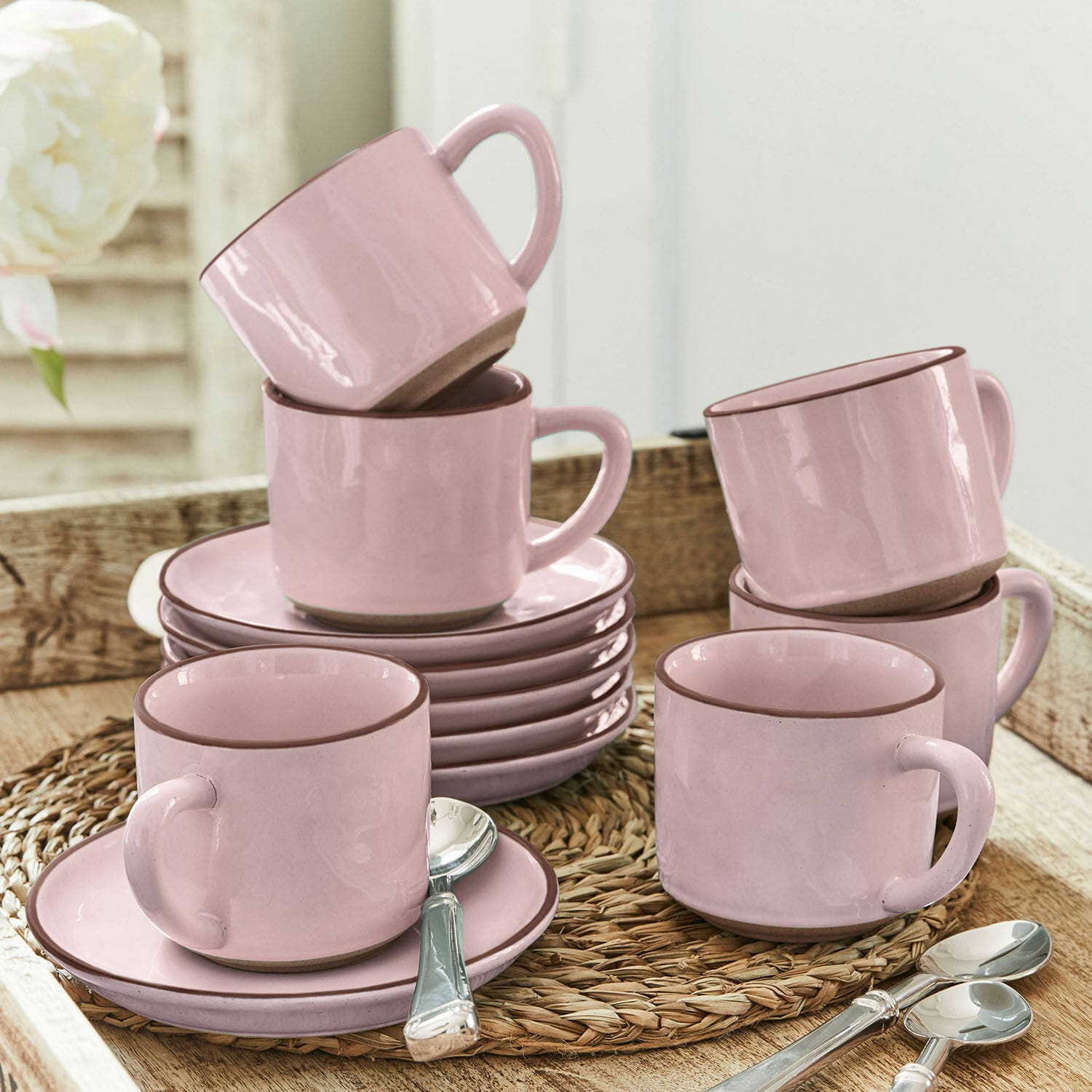 Tasse mit Untertasse 6er Set Biarré Set aus rosa Keramiktassen und Untertassen mit braunem Rand auf geflochtenem Untersetzer