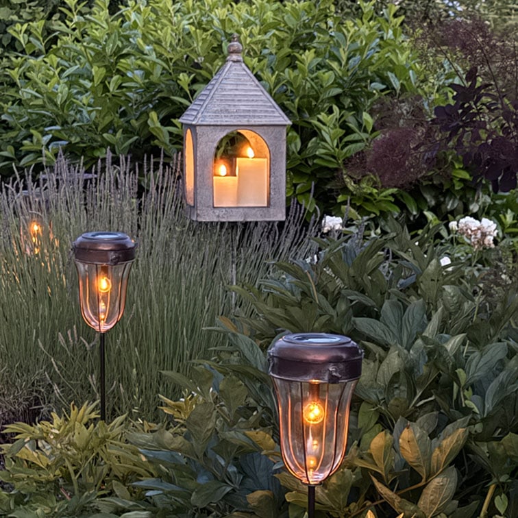 Garten mit Solarleuchten und hängender Laterne mit Kerzenimitation, Außenbeleuchtung