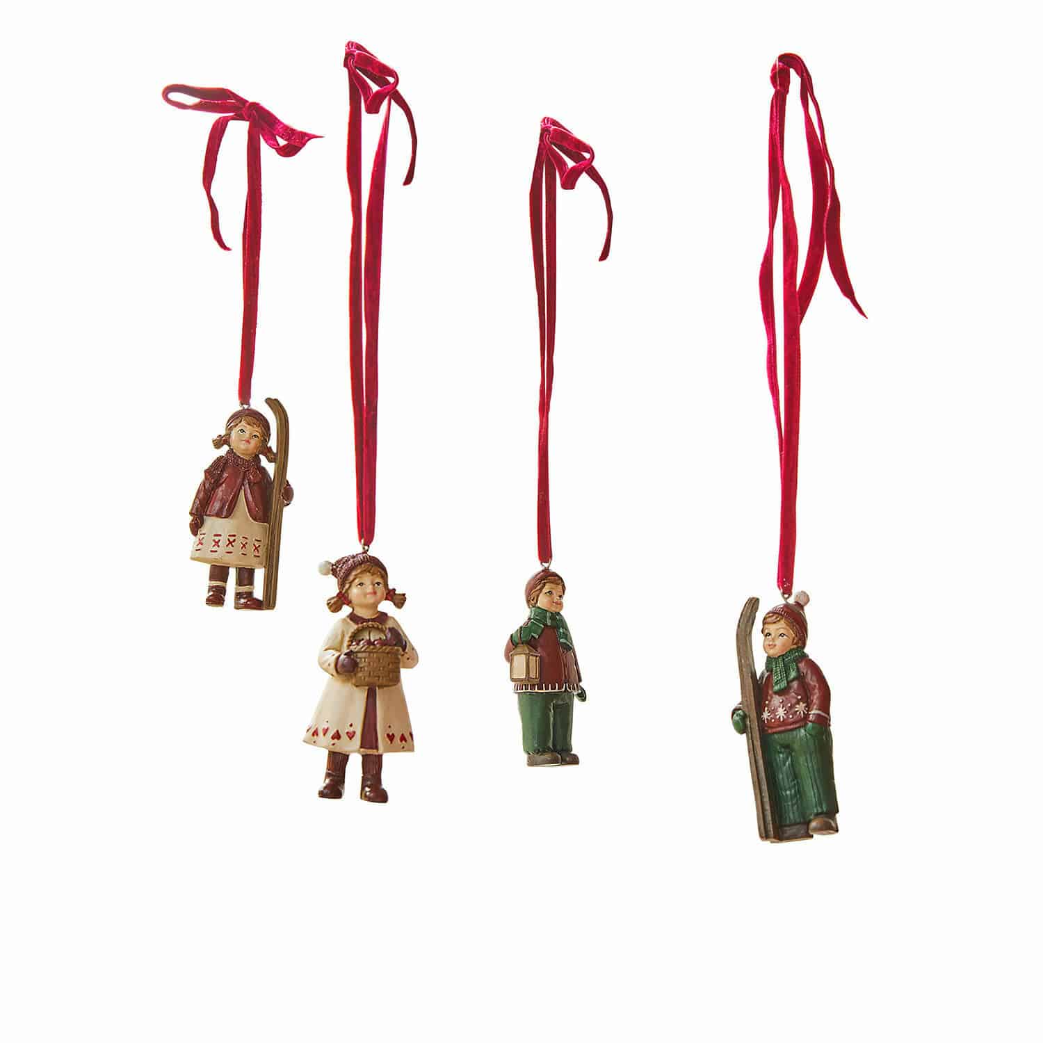 Anhänger 4er Set Helgelund Set aus vier Weihnachtsanhängern mit Kinderfiguren in Winterkleidung an roten Bändern zum Aufhängen