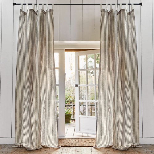 Beige Vorhänge mit feinen Streifen aus Naturmaterial, stilvolle Fensterdekoration im Wohnraum.
