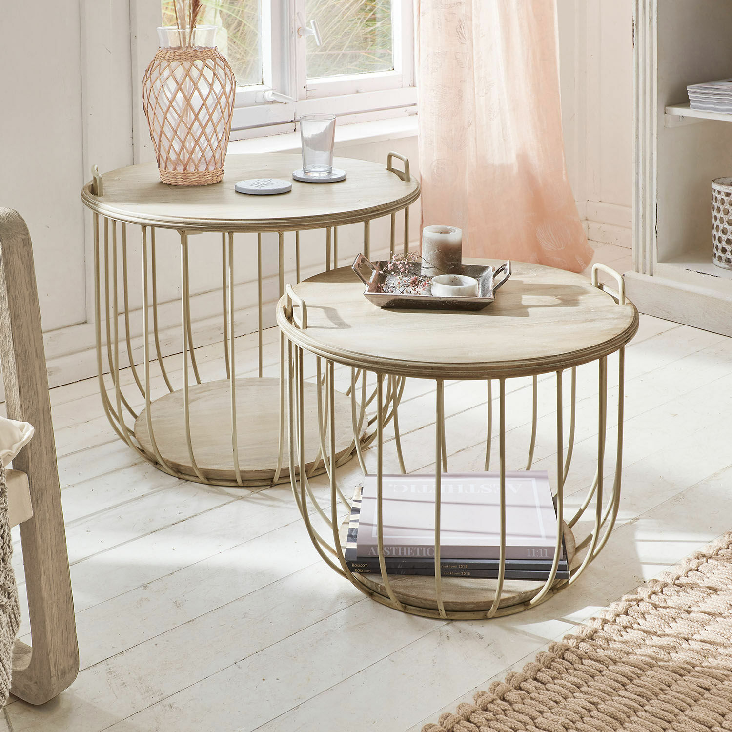Couchtisch 2er Set Lawson Zwei runde Beistelltische aus hellem Holz und beigem Metallgestell für Wohnzimmer