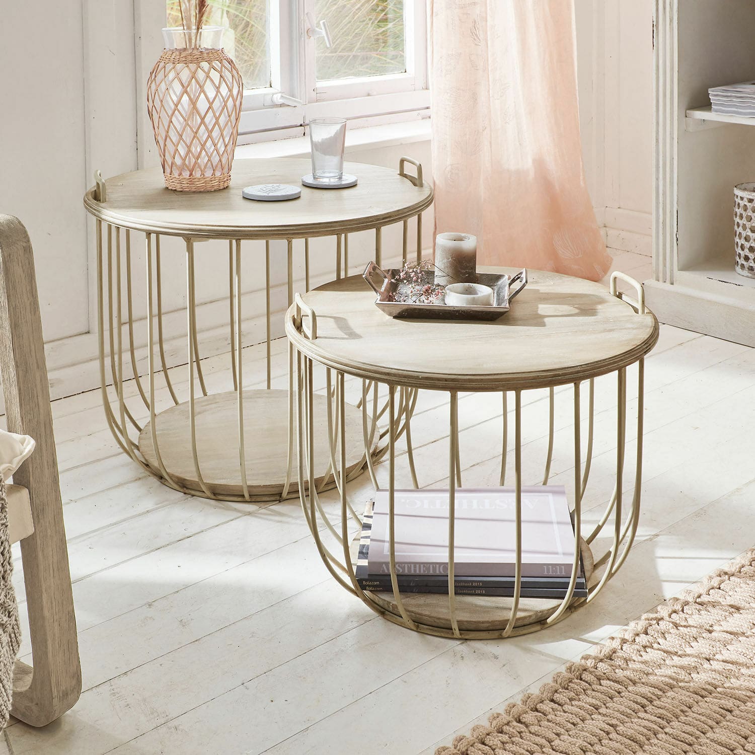 Couchtisch 2er Set Lawson Zwei runde Beistelltische aus hellem Holz und beigem Metallgestell für Wohnzimmer