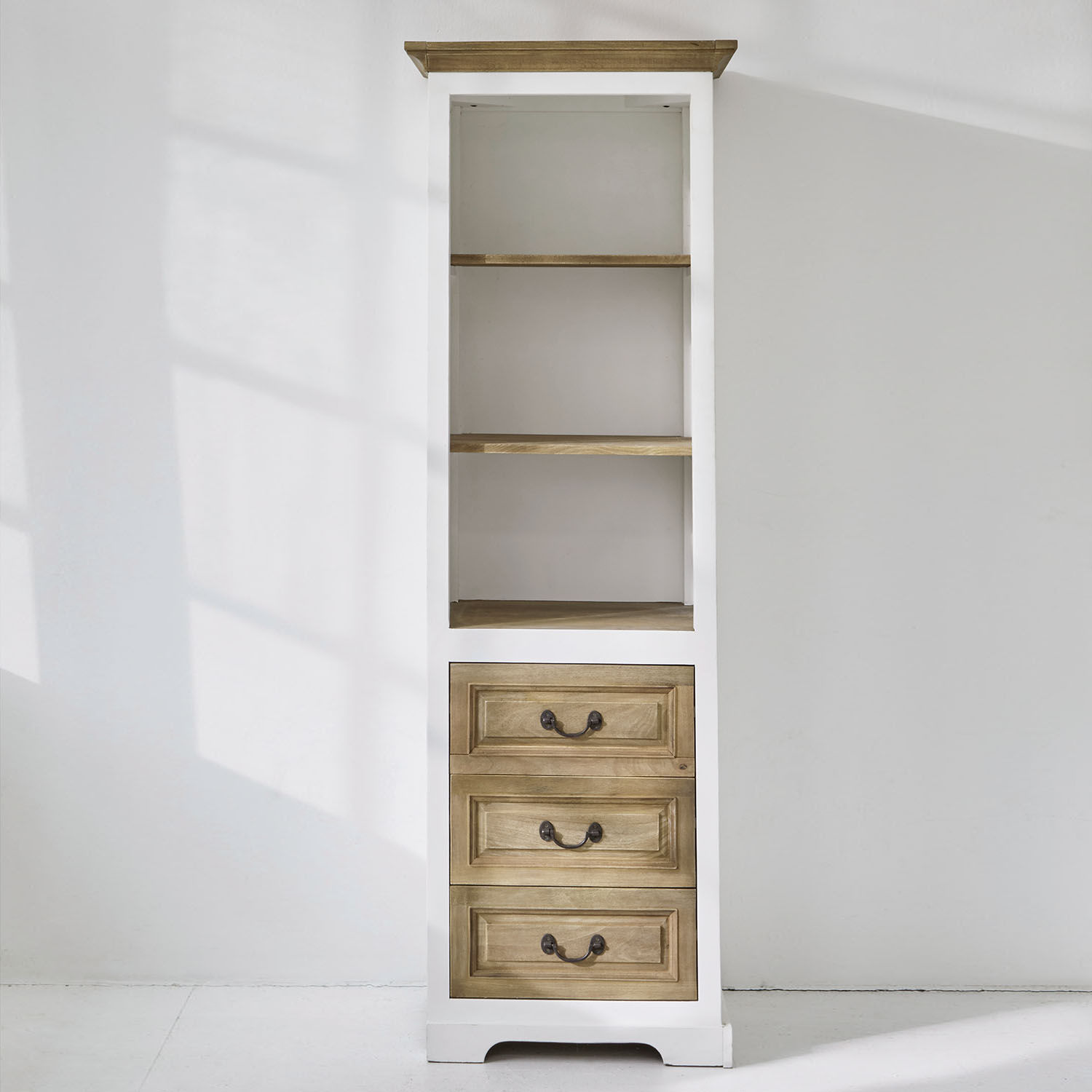 Schrank Degarmo Hoher weißer Holzschrank mit drei Schubladen und naturfarbenen Holzregalen