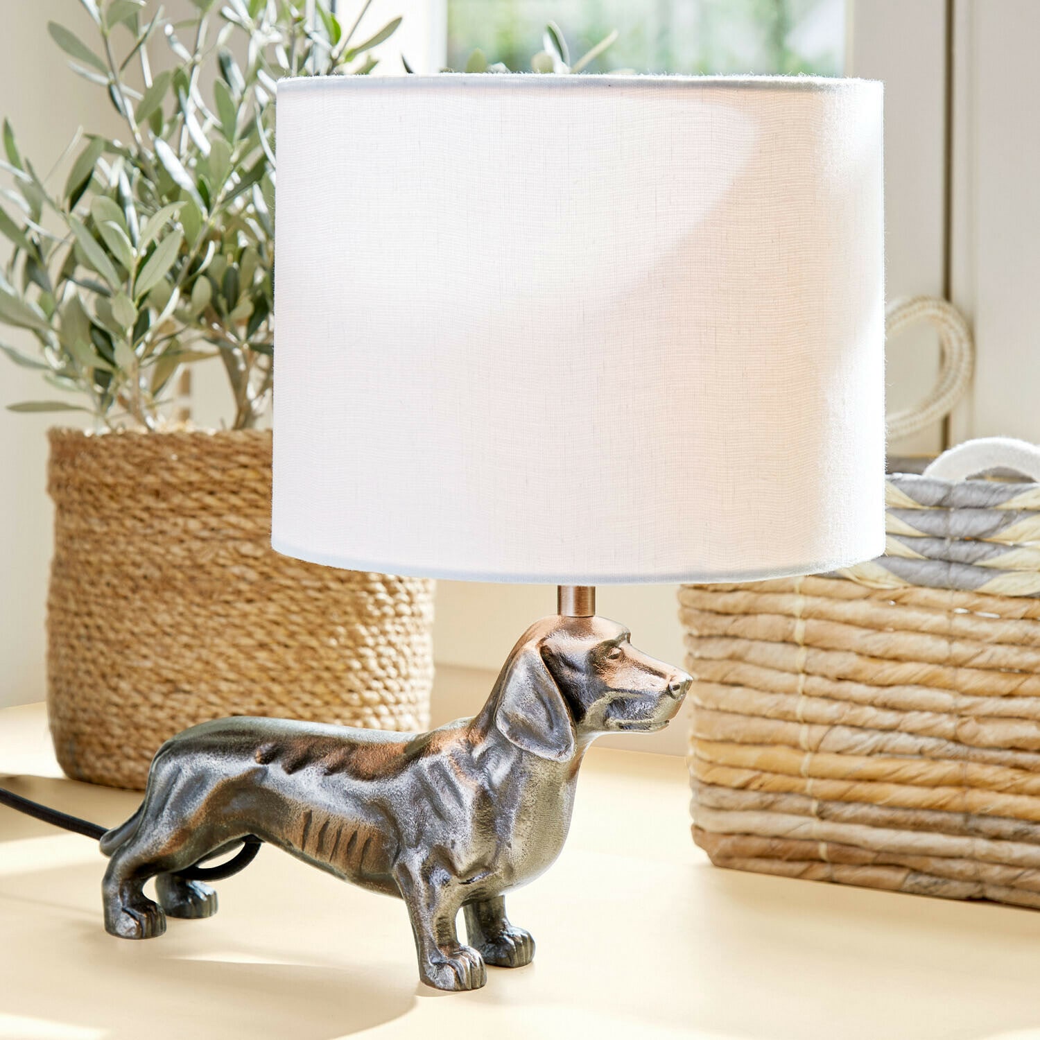Tischlampe Wendrel Tischlampe mit weißem Lampenschirm und metallischem Dackel-Fuß, dekorative Wohnraumbeleuchtung