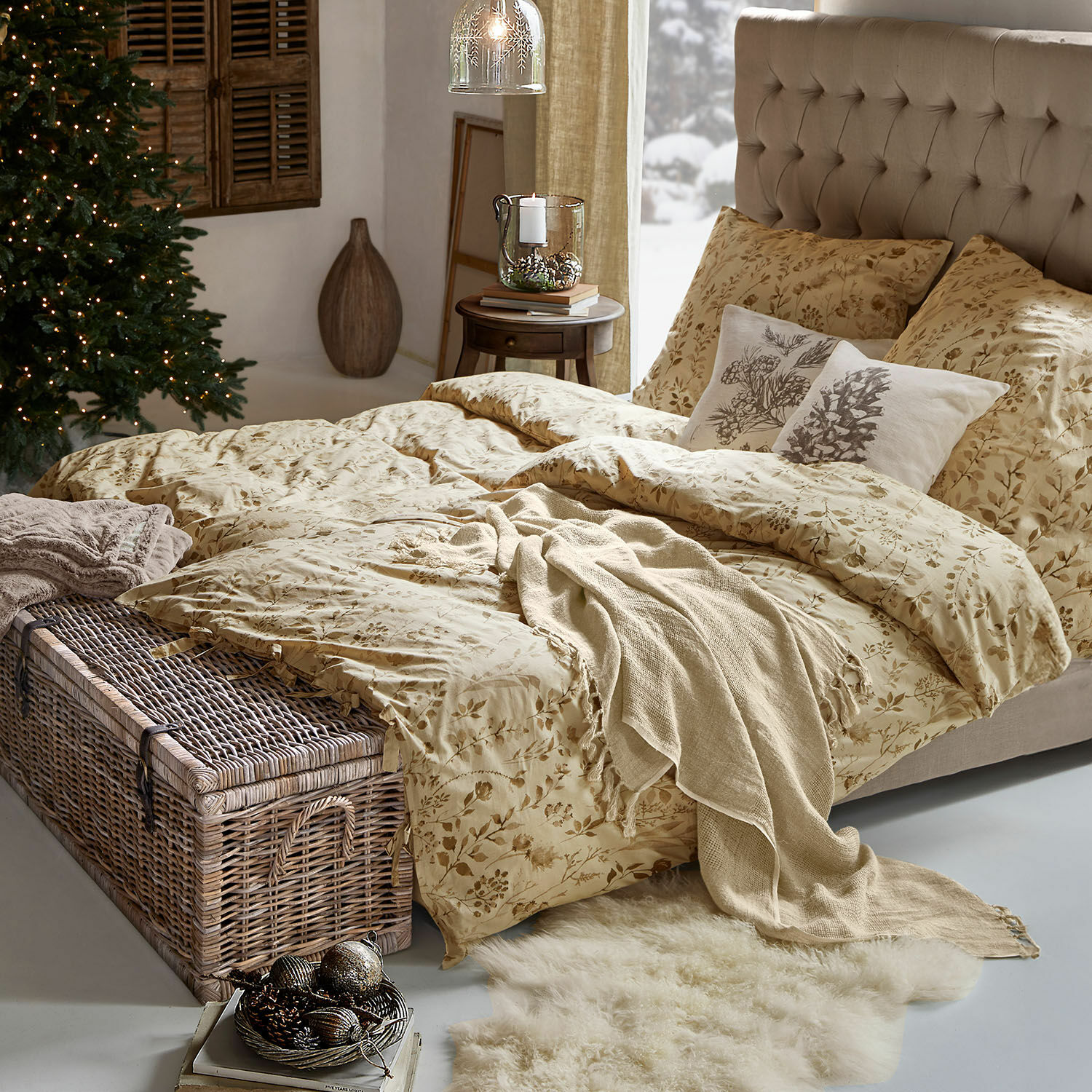 Bettwäsche Maraviglio Beige Bettwäsche mit floralem Muster auf Bett mit gepolstertem Kopfteil in gemütlichem Raum