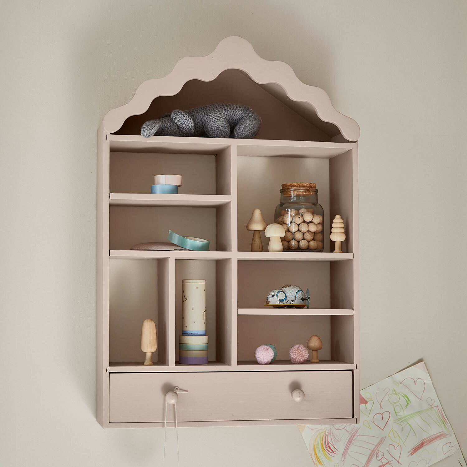Beige Holz-Wandregal in Hausform mit Dekorationen und Schublade, Kinderzimmer-Aufbewahrung