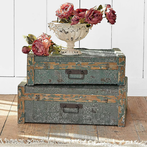 Set aus zwei dekorativen grünen Metallschachteln mit einer Blumenschale darauf