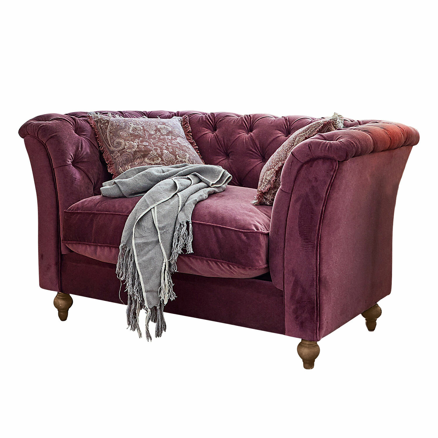 Sofa Clères Zweisitziges Samtsofa in Violett mit gesteppter Rückenlehne und Holzbeinen, dekoriert mit Kissen und grauem Plaid