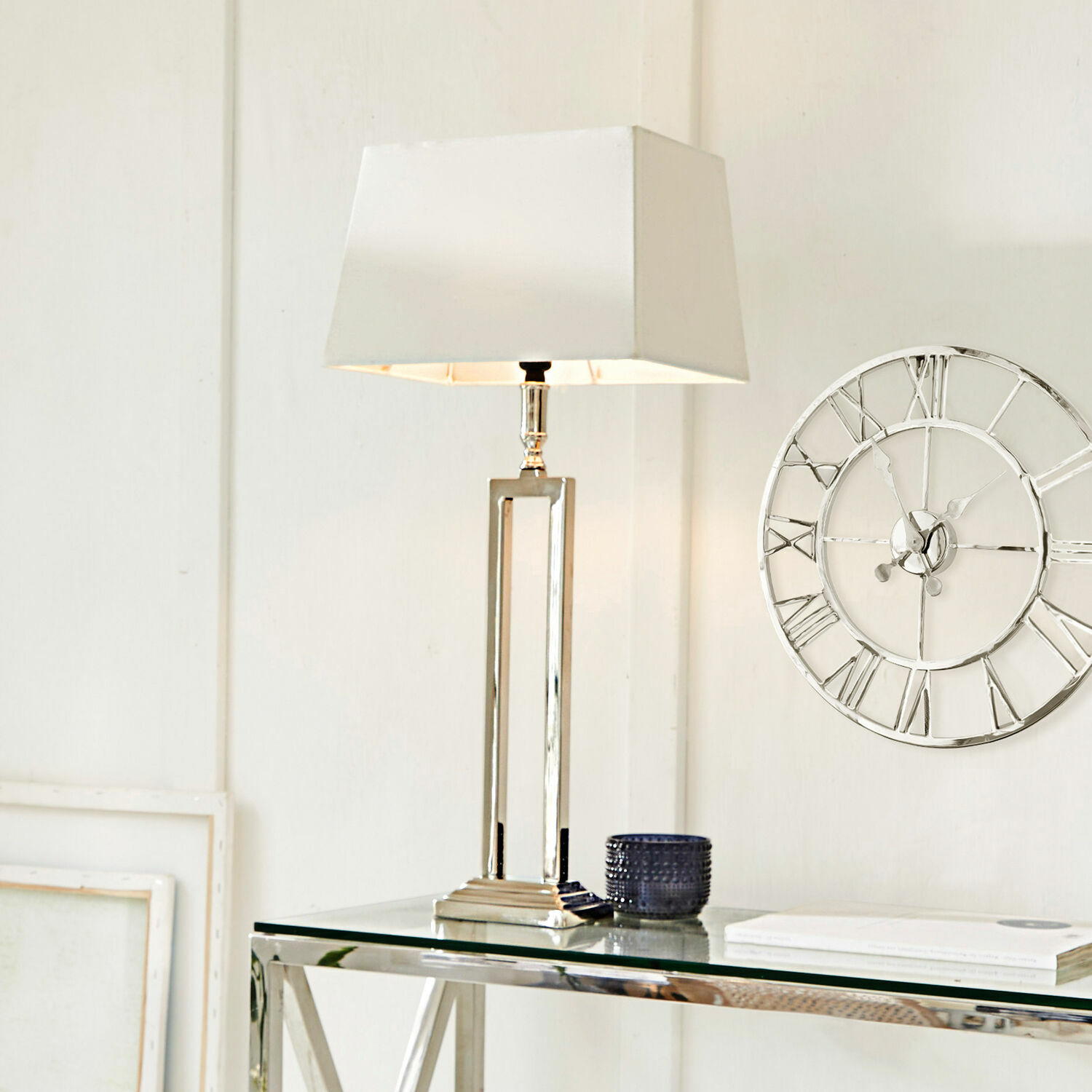 Tischlampe Kinshaa Moderne Tischlampe mit Metallfuß und weißem Lampenschirm auf Glastisch