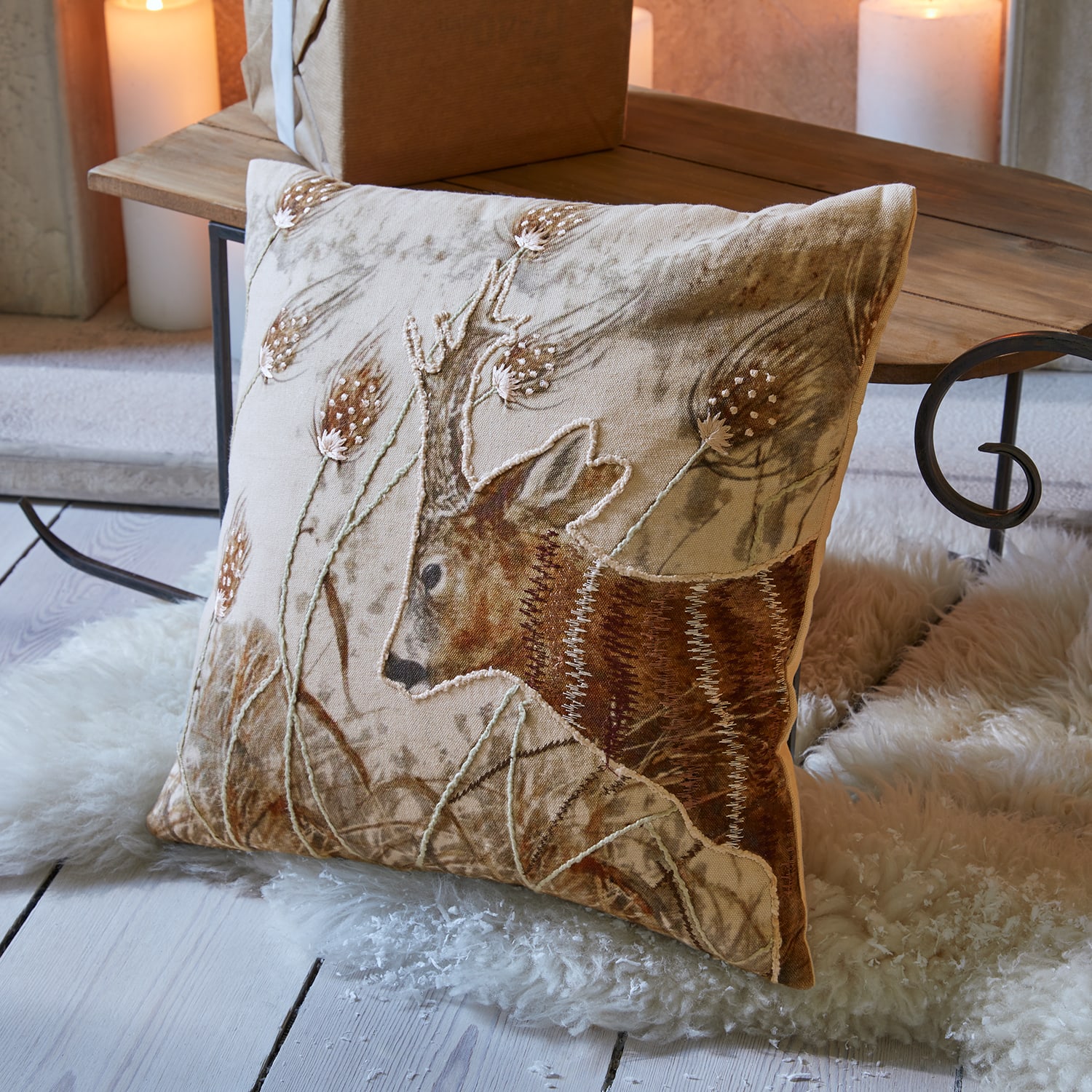 Beiges Leinenkissen mit gesticktem Hirsch und Pflanzenmotiv als dekoratives Wohnaccessoire