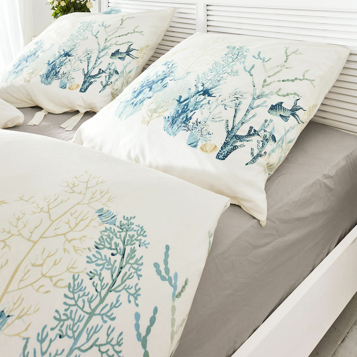 Bettwäsche Grosmagny Bettwäsche aus Baumwolle mit maritimen Motiven in Blau- und Beigetönen auf grauem Spannbettlaken