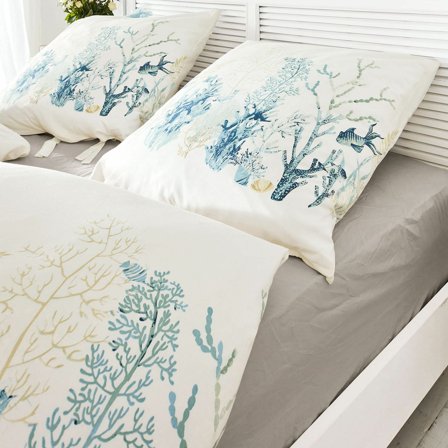 Bettwäsche Grosmagny Bettwäsche aus Baumwolle mit maritimen Motiven in Blau- und Beigetönen auf grauem Spannbettlaken