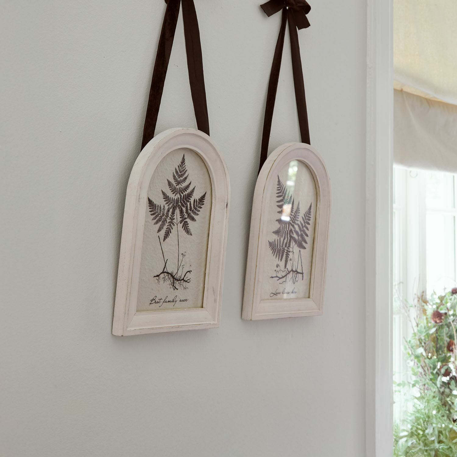 Bild 2er Set Movirex Zwei weiße Holzrahmen mit Farnmotiven und braunen Bändern zum Aufhängen an der Wand