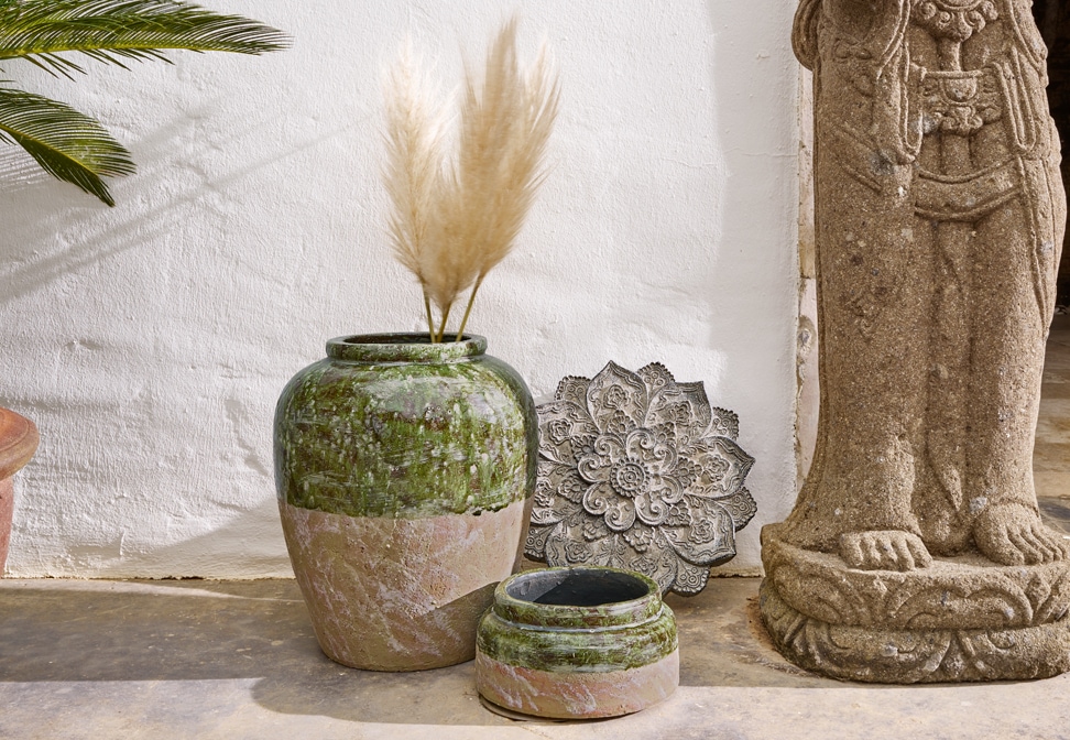 Orientalische grün-rosa Keramikvasen mit Pampasgras-Dekor und steinerner Skulptur
