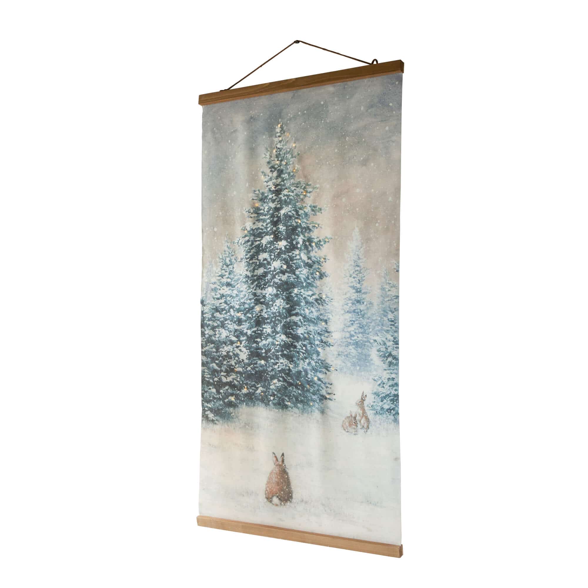 Wandbehang mit winterlichem Motiv von schneebedeckten Tannen und Hasen auf Stoff mit Holzrahmen