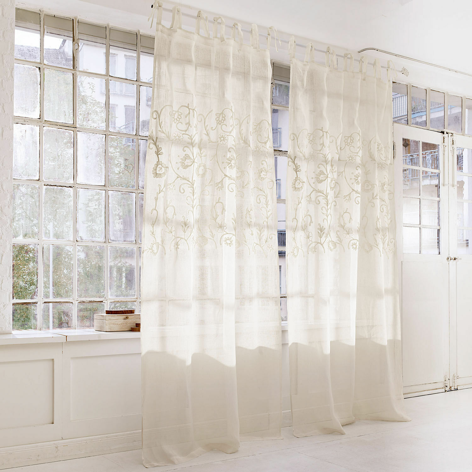 Gardine Judie Transparente weiße Vorhänge mit besticktem Blumenmuster, leichter Stoff für Wohnzimmer
