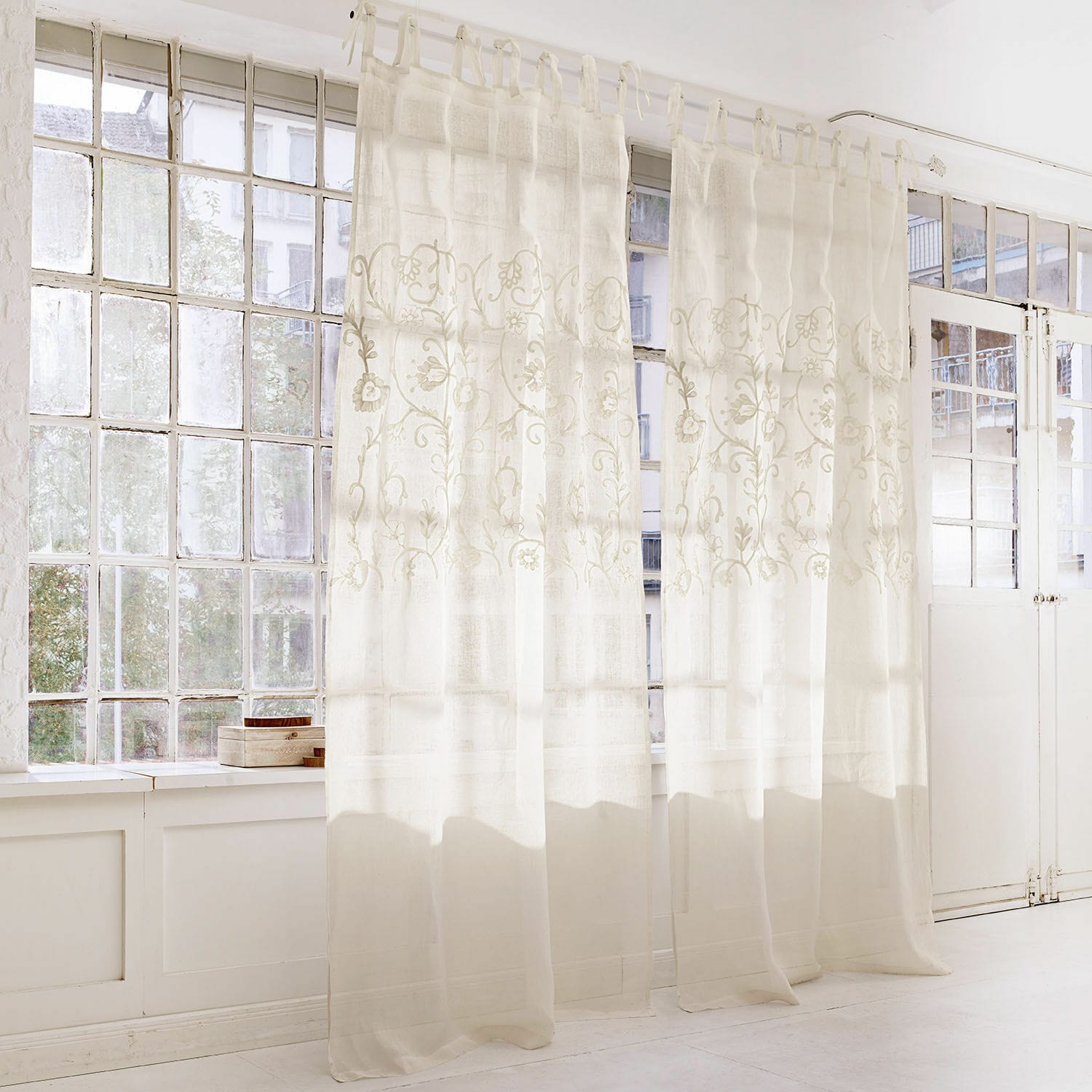 Gardine Judie Transparente weiße Vorhänge mit besticktem Blumenmuster, leichter Stoff für Wohnzimmer