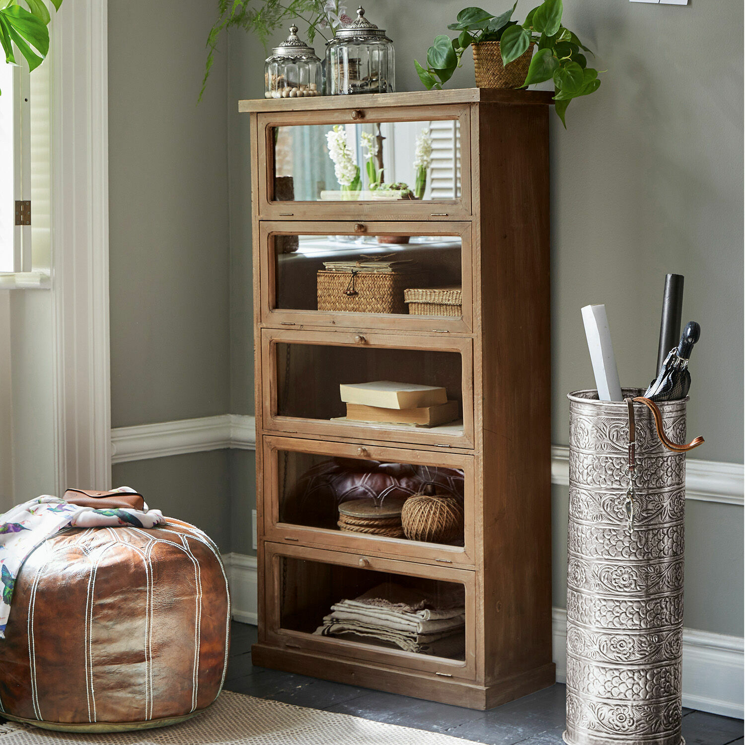 Kommode Houghton Holzschrank mit fünf Glastüren in Naturfarbe, ideal zur Aufbewahrung im Wohnzimmer