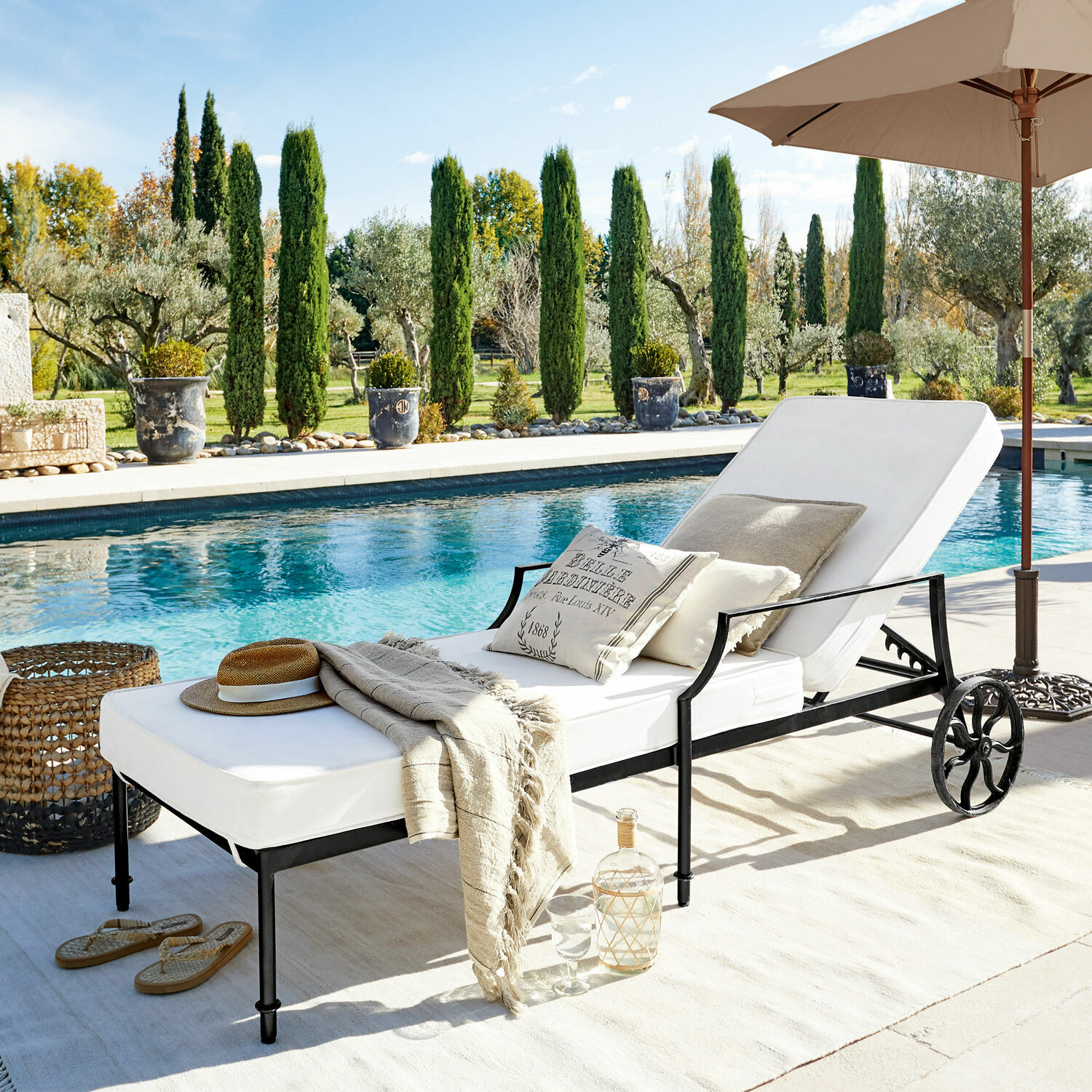 Lounger Vienne Gartenliege mit weißer Polsterung und schwarzem Metallgestell am Pool in sonniger Gartenanlage