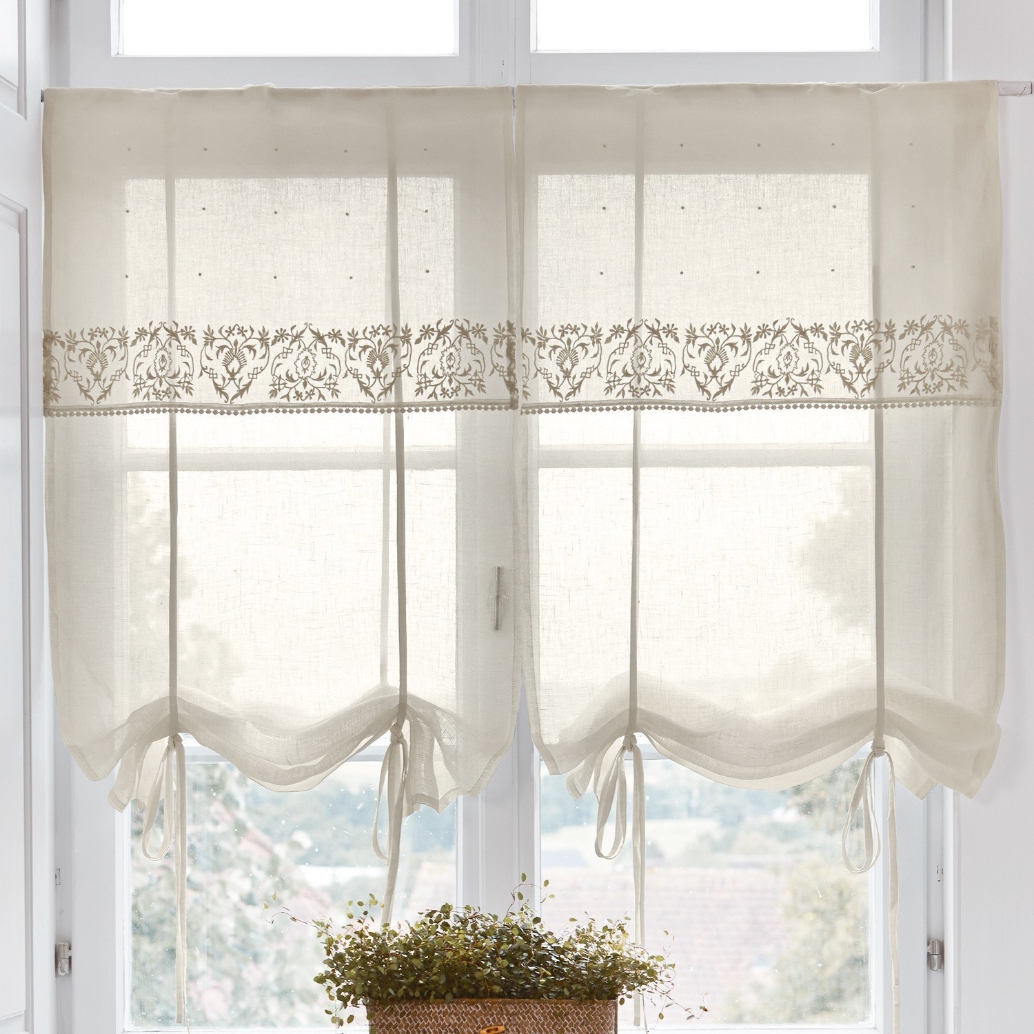 Scheibengardine Darice Beige Gardine aus leichtem Stoff mit Stickerei und Bindebändern, Fensterdekoration