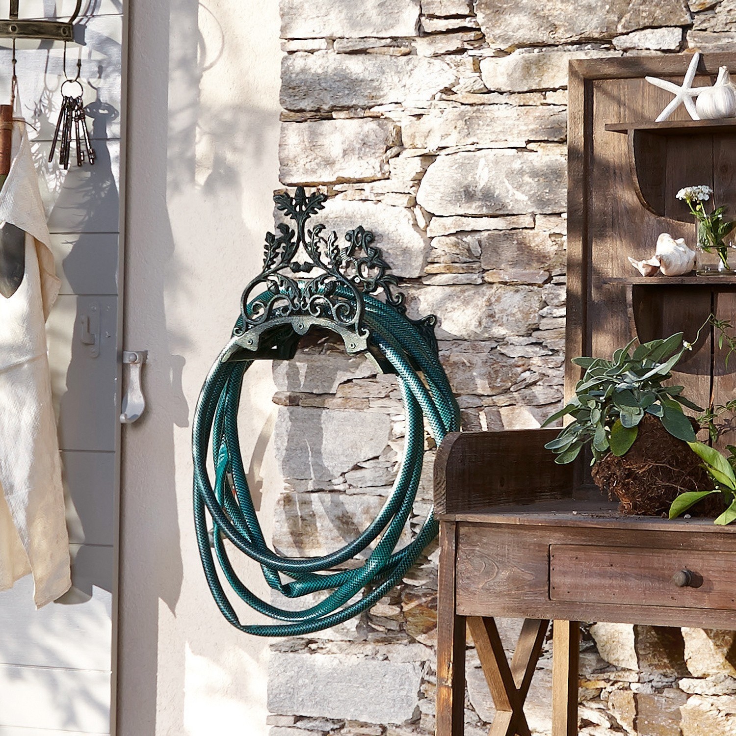 Schlauchhalter Mathis Dekorativer Metall-Wandhalter für Gartenschlauch im Vintage-Stil an Steinmauer