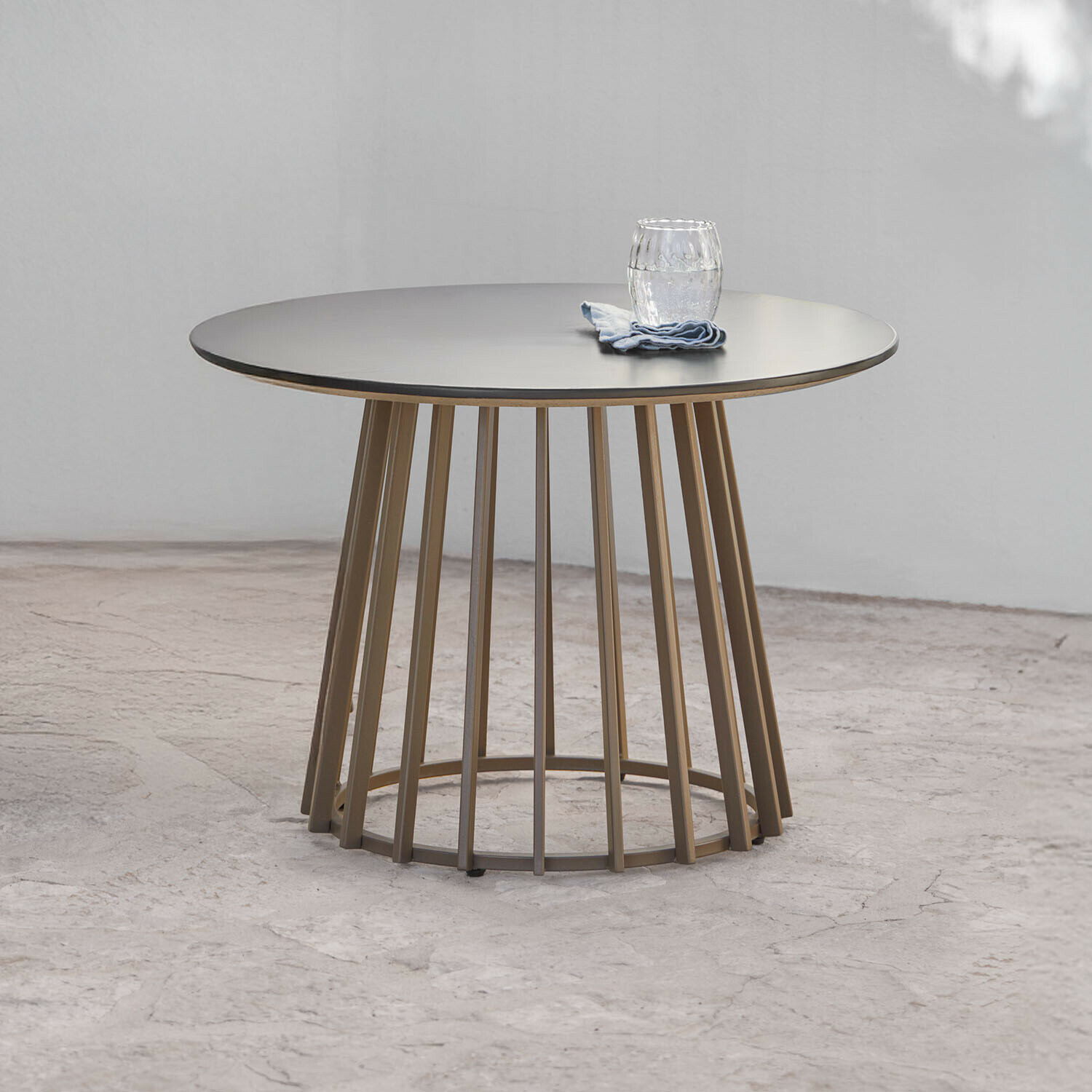 Beistelltisch Olianne Runder Tisch mit beiger Metallbasis und grauer matter Tischplatte im modernen Design