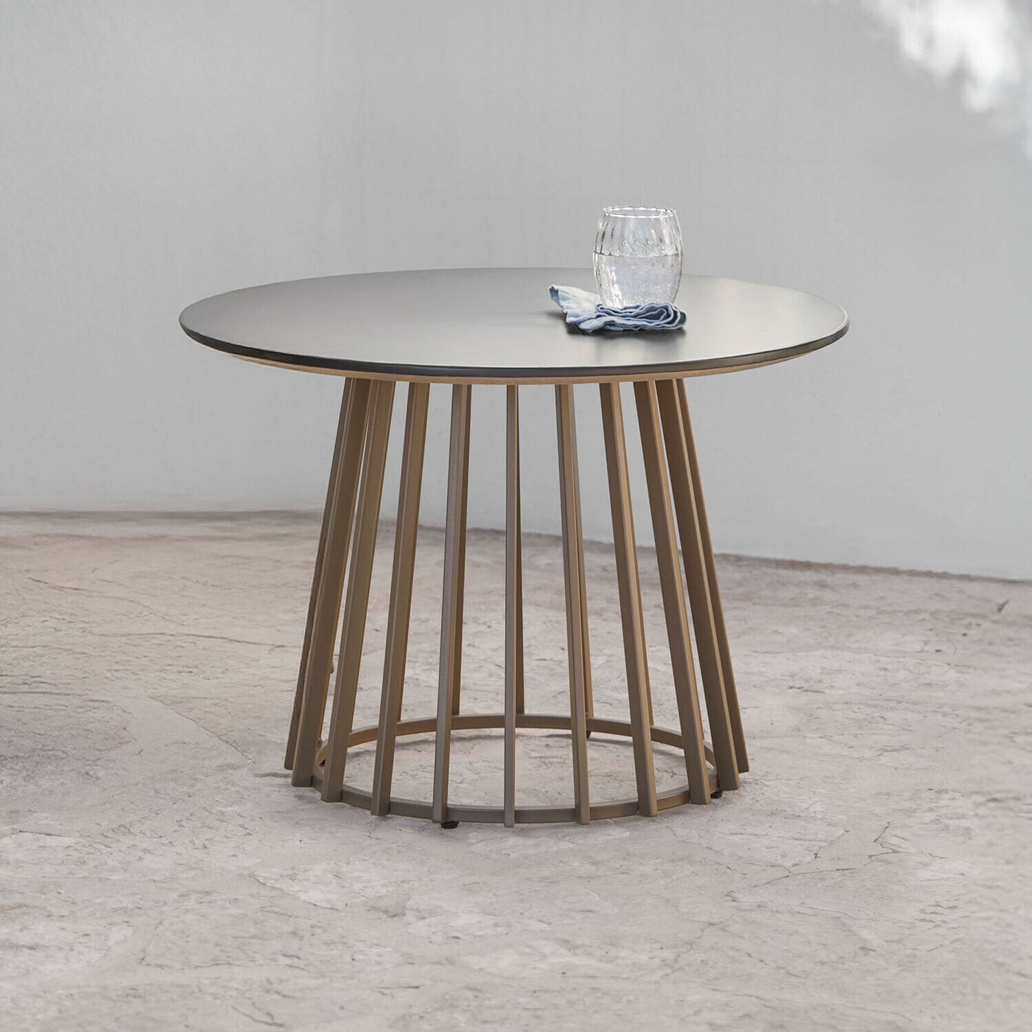 Beistelltisch Olianne Runder Tisch mit beiger Metallbasis und grauer matter Tischplatte im modernen Design