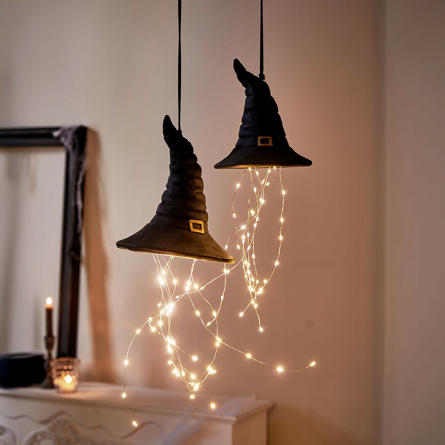 Deko-Hut 2er Set Elarwyn Dekorative schwarze Hexenhüte mit LED-Lichterketten, hängend in gemütlicher Halloween-Dekoration