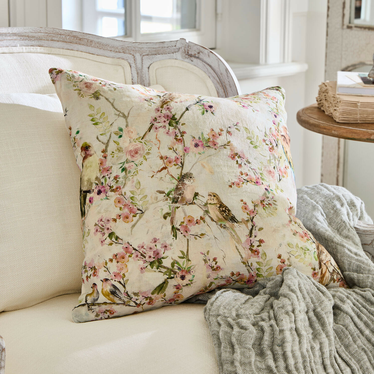 Dekoratives Baumwollkissen in Creme mit Vogel- und Blumenmuster für gemütliches Wohnzimmer