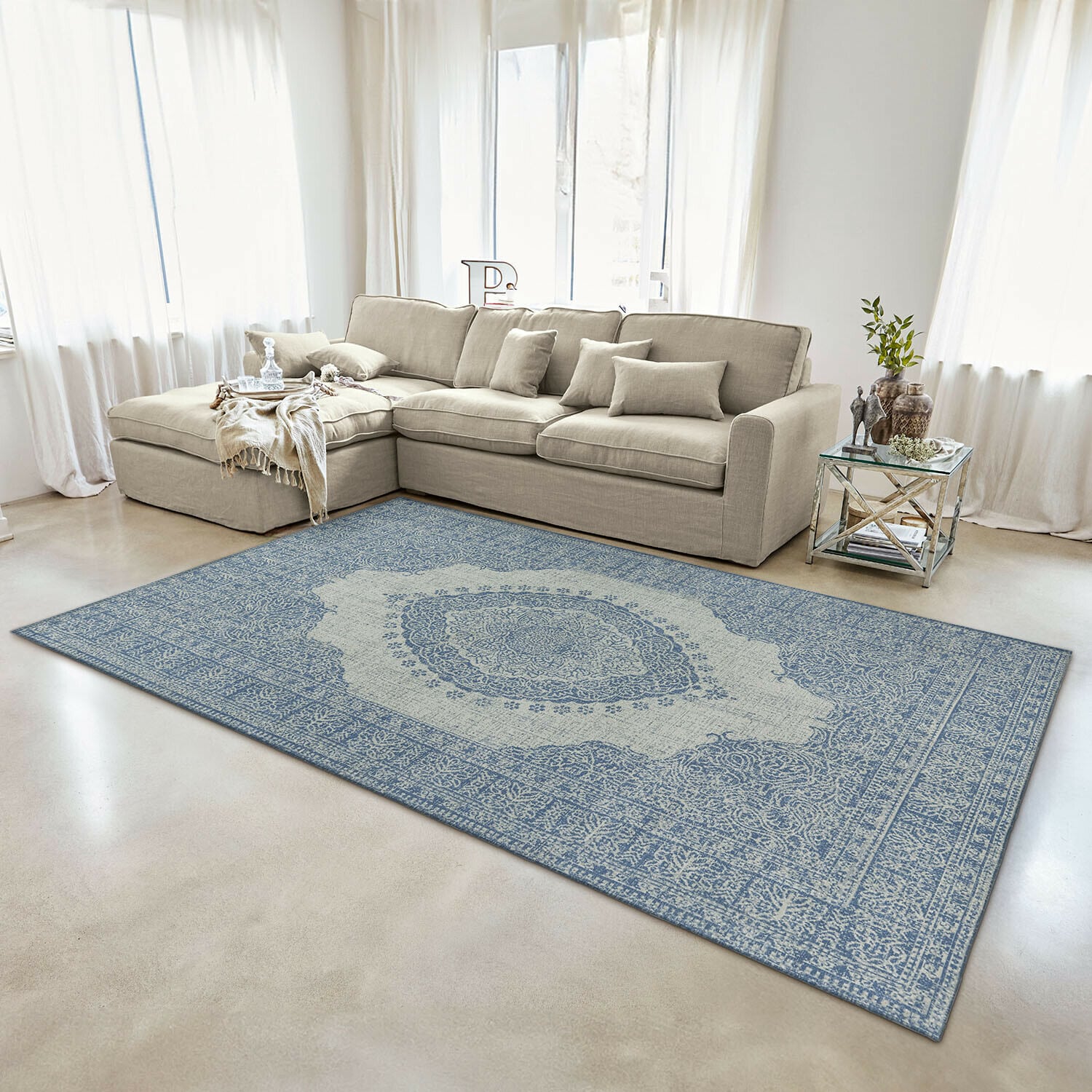 Teppich Valecrest Dekorativer Teppich in Blau-Beige mit orientalischem Muster im modernen Wohnzimmer mit beigem Sofa