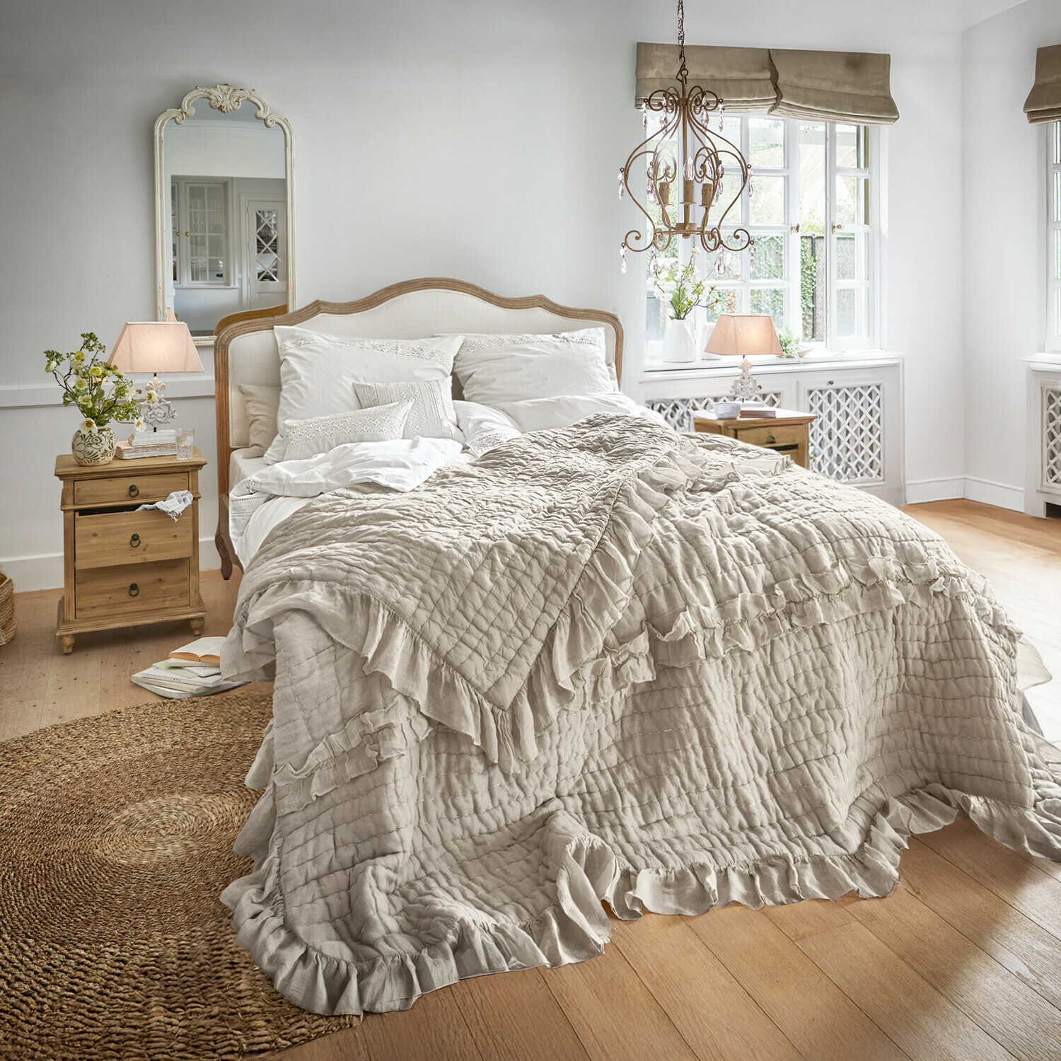 Bett Serravalle Gemütliches Schlafzimmer mit beiger Rüschendecke auf dem Bett und vintage Holzmöbeln