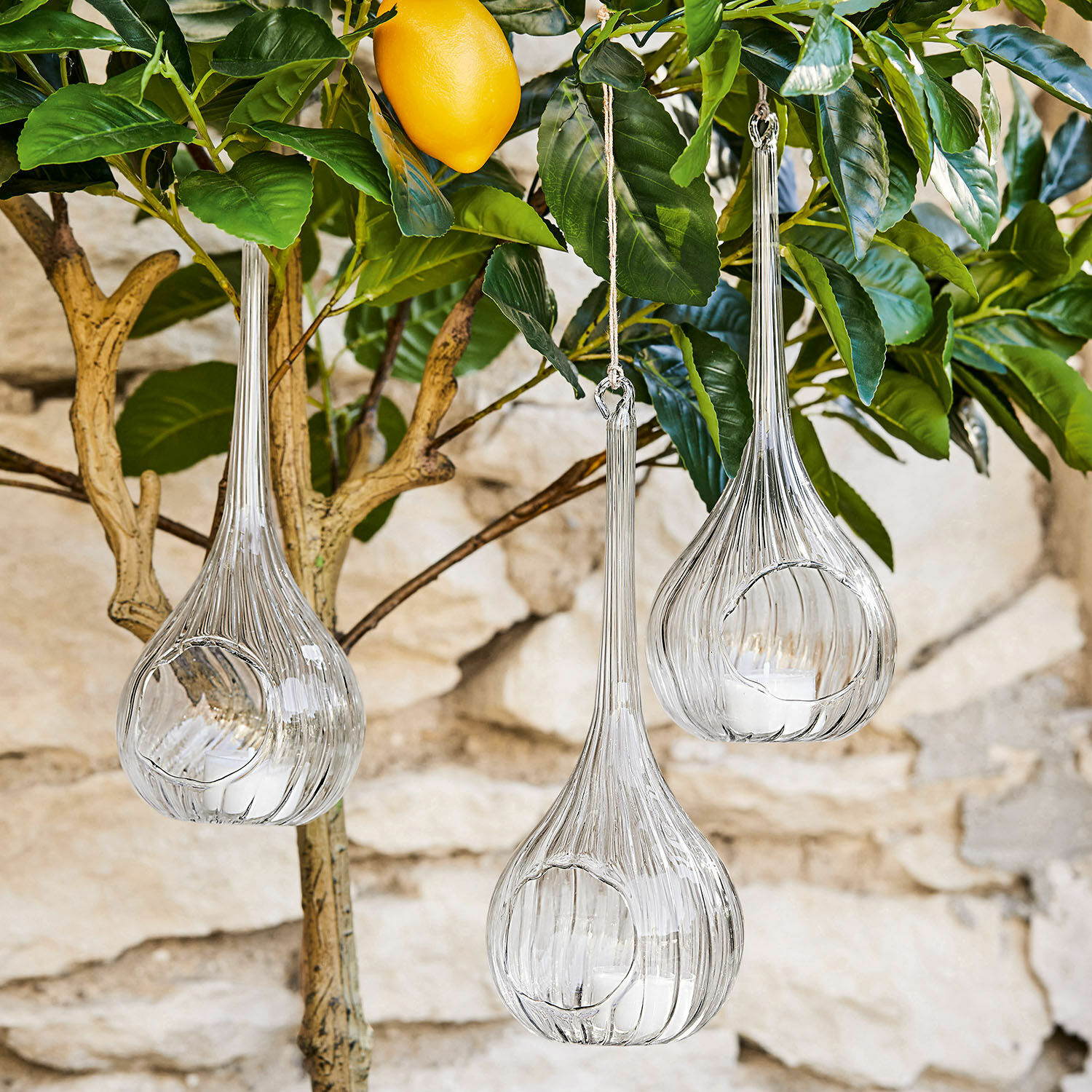 Hängewindlicht 3er Set Fairlie Transparente Glaslaternen mit Aufhängung an Zweigen mit grünen Blättern und gelber Zitrone, Gartendekor