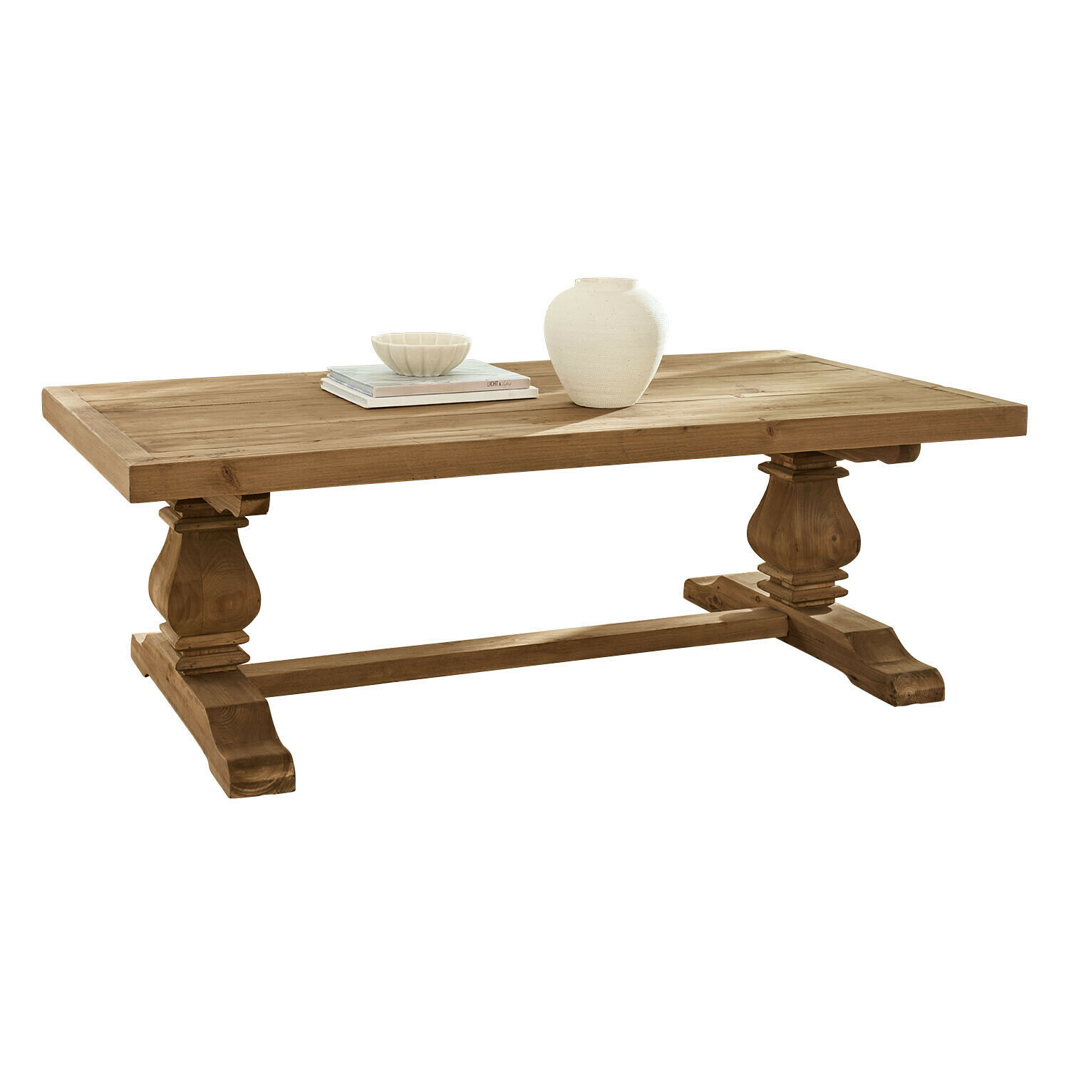 Massiver Couchtisch aus Holz in Naturfarbe mit verzierten Beinen und weißen Dekorationsobjekten