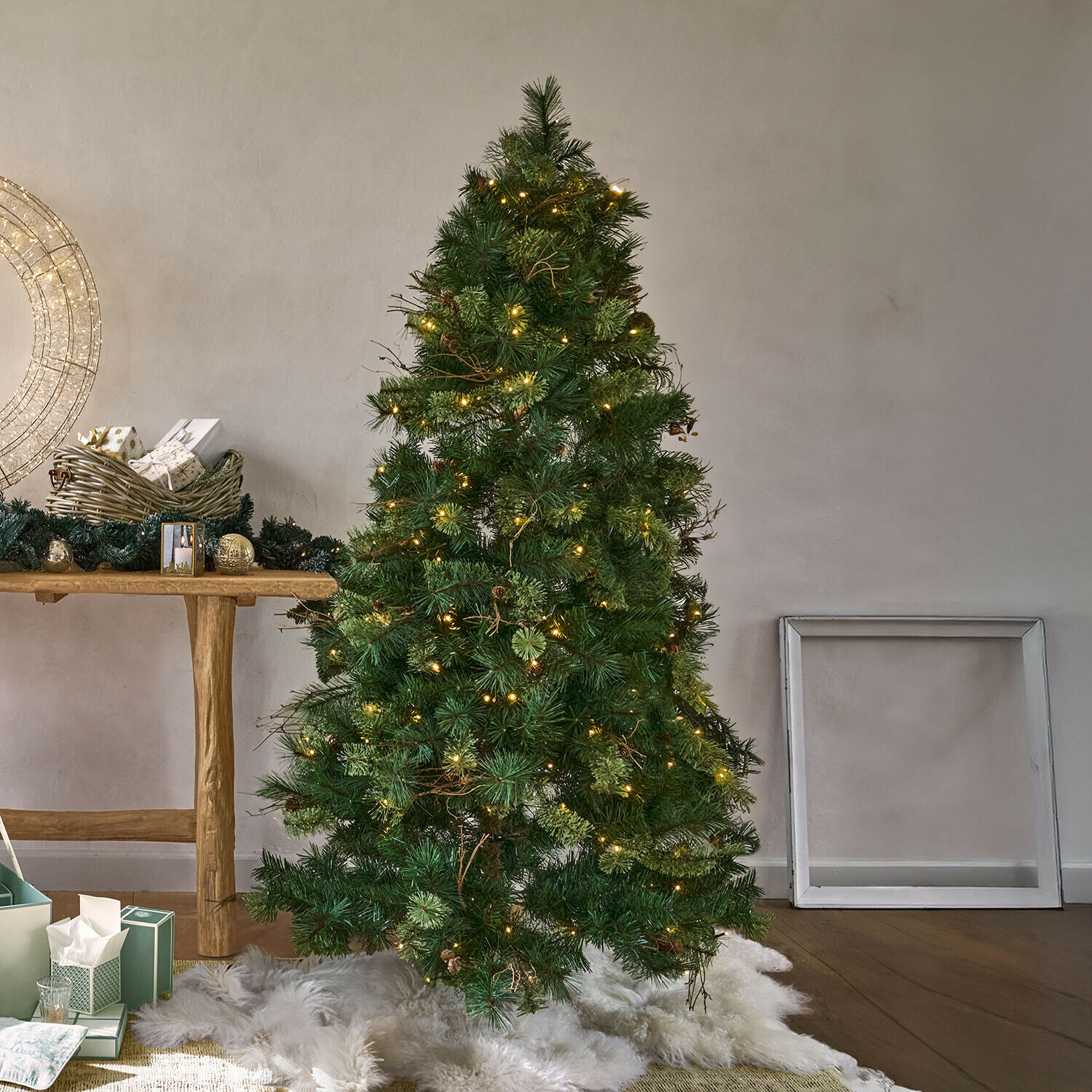 LED-Weihnachtsbaum Yundra Künstlicher grüner Weihnachtsbaum mit Nadeln und warmweißen LED-Lichtern auf weißem Fellteppich