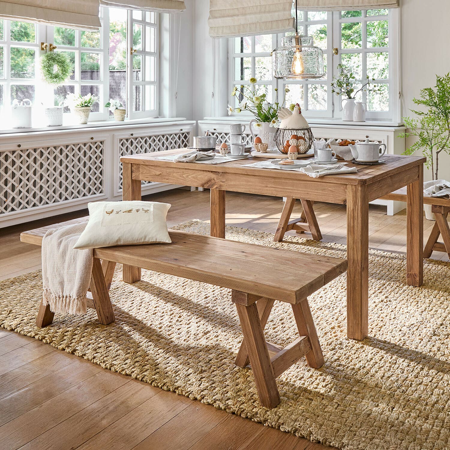 Bank Amherst Esszimmer mit Holztisch und Bank auf natürlichem Teppich, helles Zimmer mit großen Fenstern