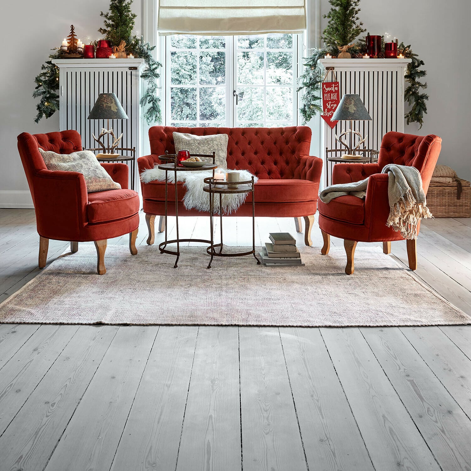 Teppich Kaelun Rotes Samt-Sitzmöbel-Set mit Holzbeinen auf hellem Teppich in gemütlichem Wohnzimmer