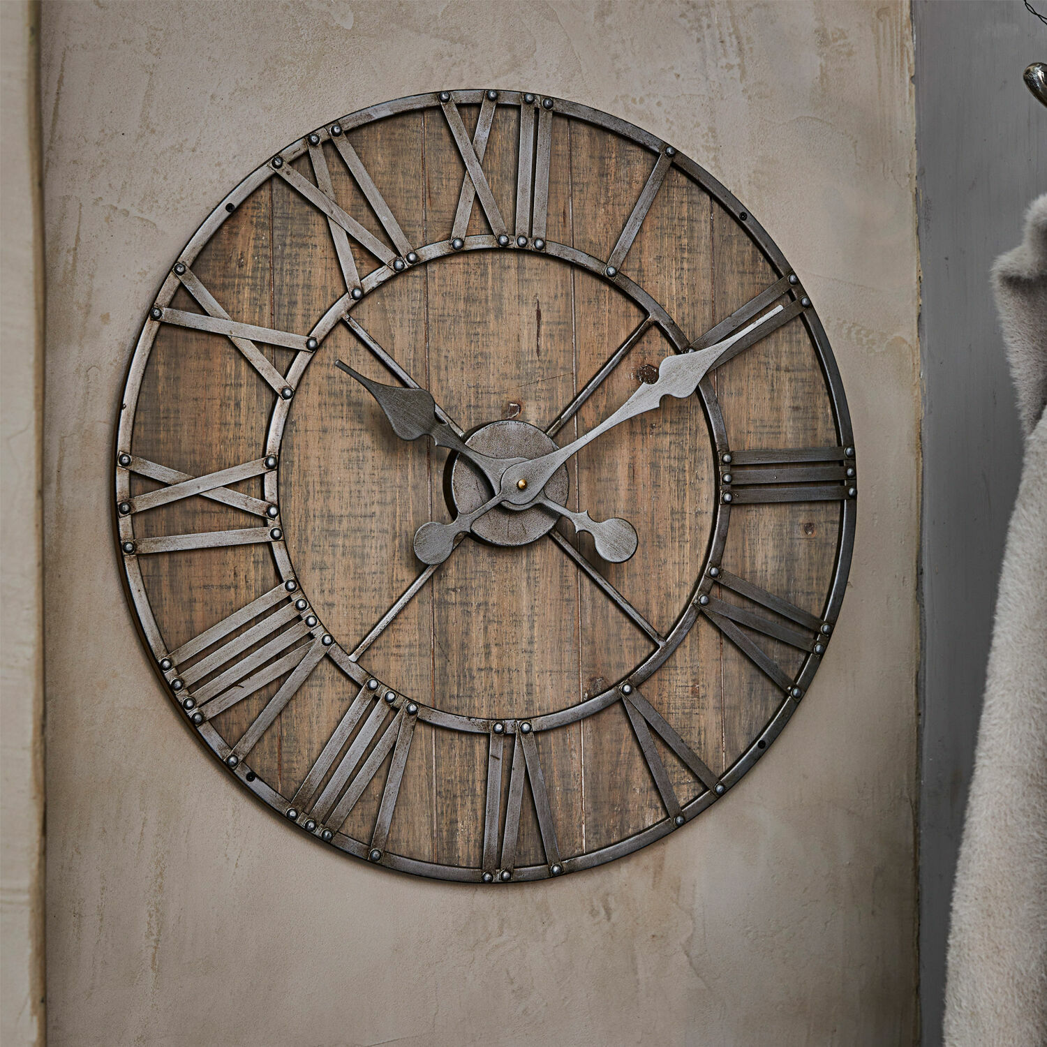 Uhr Caldwell Große Wanduhr aus Holz und Metall im Vintage-Stil mit römischen Ziffern zur Wohnraumdekoration
