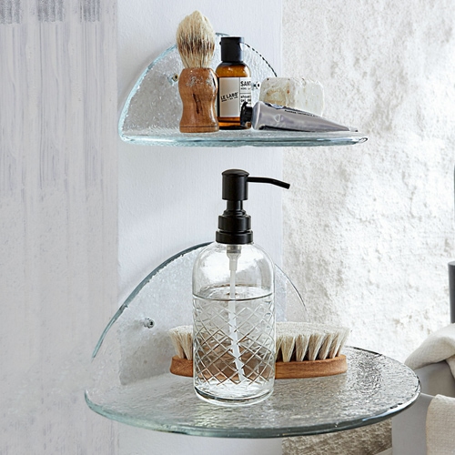 Wandregale aus klarem Glas mit Rasierzubehör und Seife, modernes Badezimmer-Design