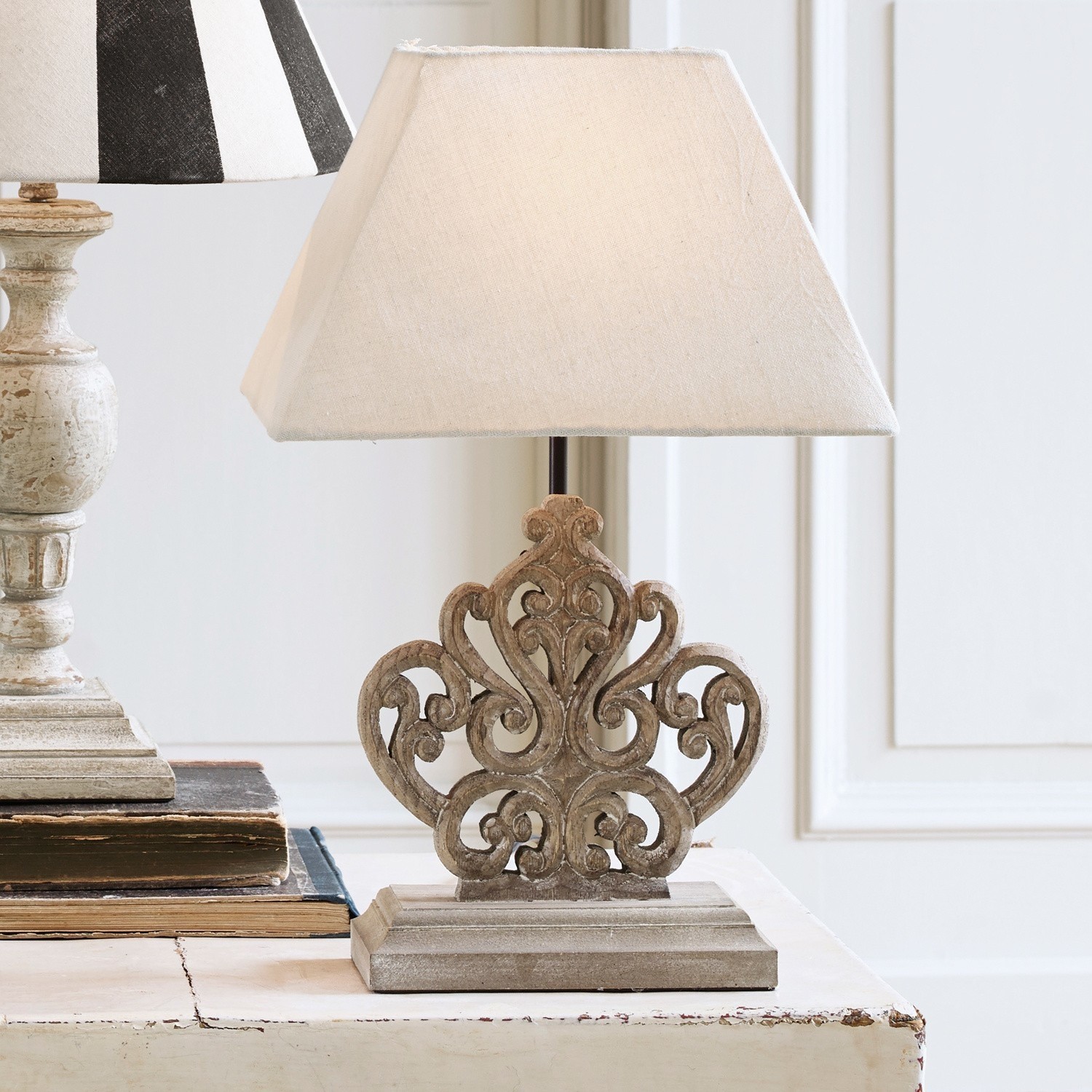 Tischlampe Tamee Tischlampe mit beigem Stoffschirm und geschnitzter Holzbasis im Vintage-Stil für Wohnräume