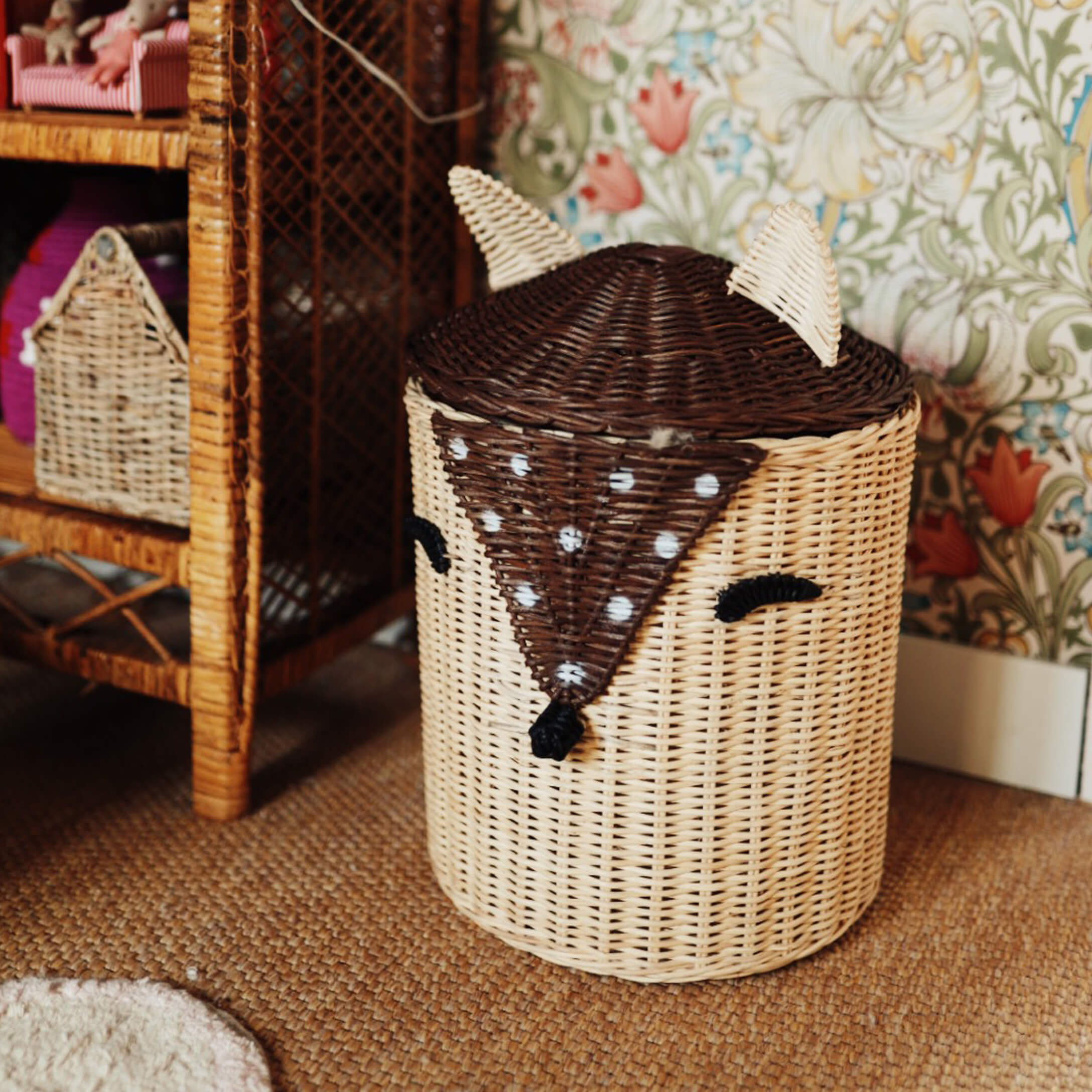 Rattankorb in Tierform in Natur- und Braunfarben zur Aufbewahrung im Kinderzimmer