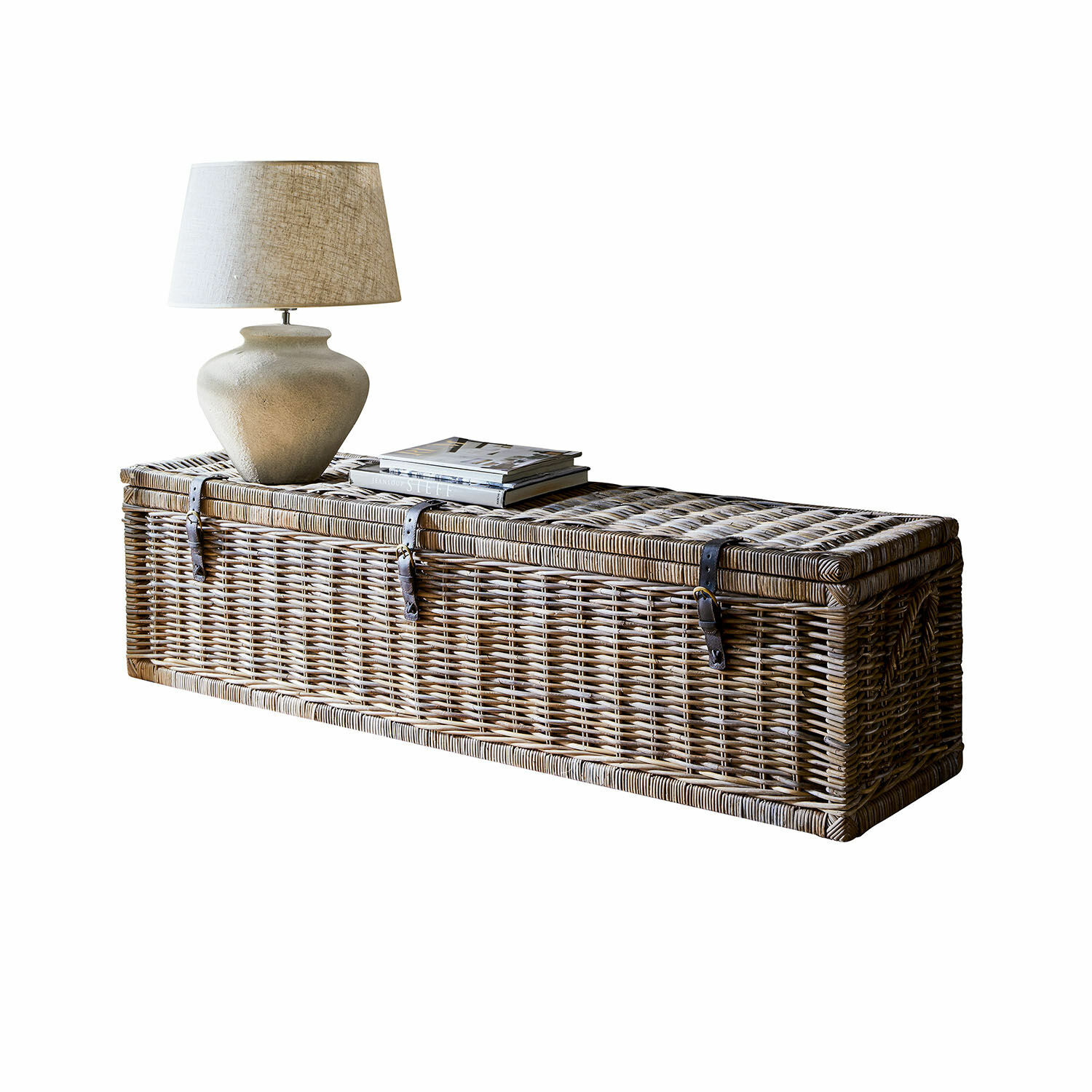 Truhe Hailee Langer Korb aus natürlichem Rattan mit Lampe und Büchern darauf, Wohnaccessoire