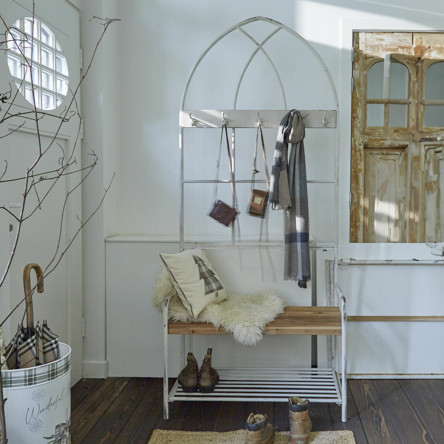 Garderobe Oliviette Weiße Metallbank mit Holzsitz und Vintage-Wandhaken für den Flur im Landhausstil