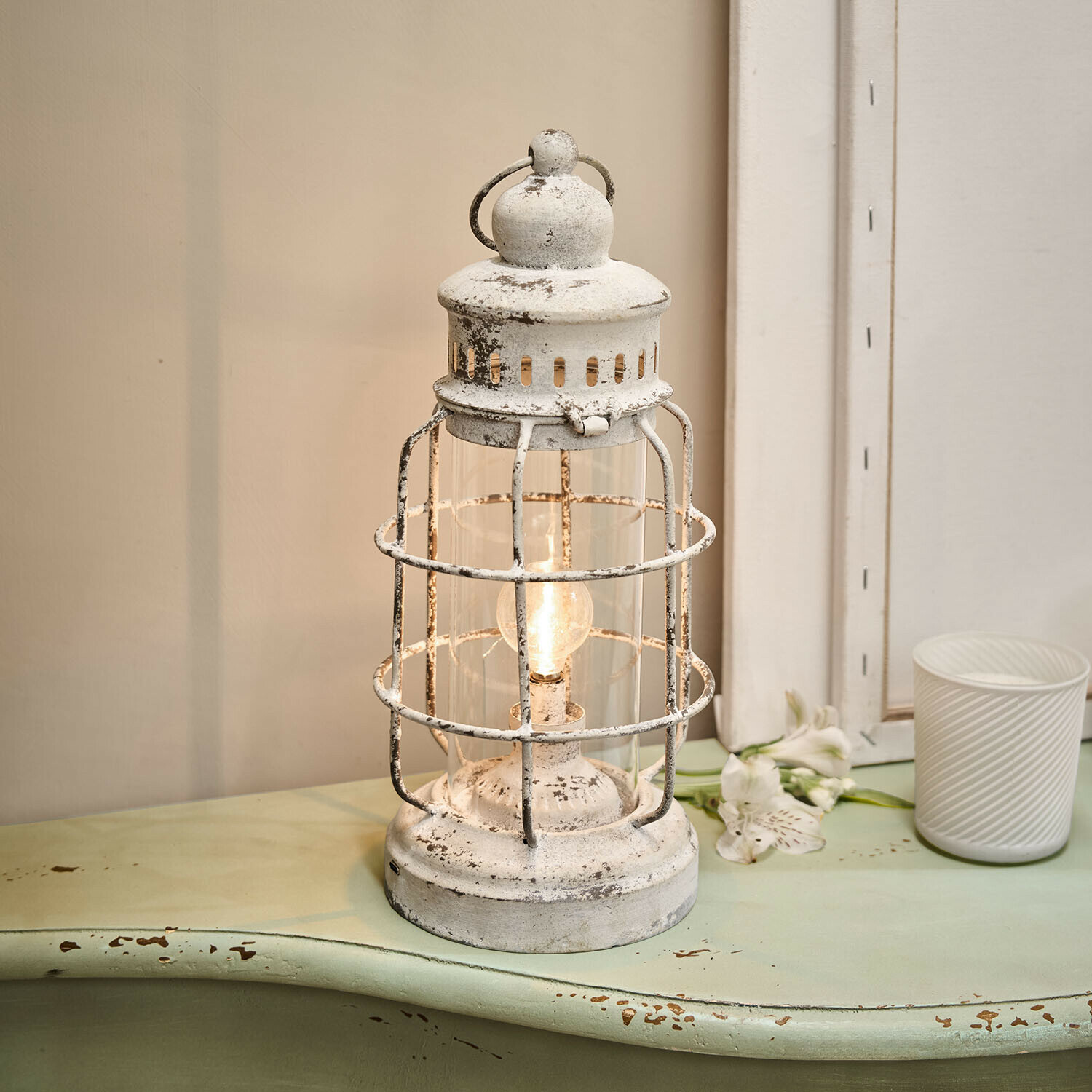 Wiederaufladbare LED-Laterne Arvada Weiße Metalllaterne mit Used-Look und Glühbirne, Vintage-Dekoration für Innenräume