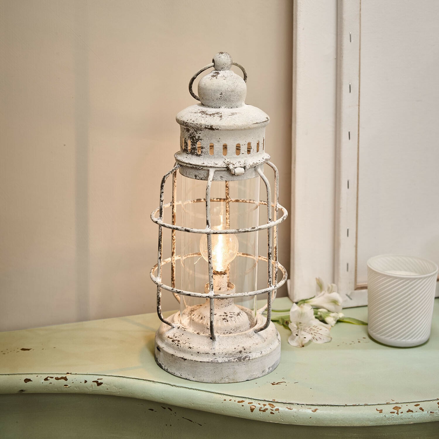 Wiederaufladbare LED-Laterne Arvada Weiße Metalllaterne mit Used-Look und Glühbirne, Vintage-Dekoration für Innenräume